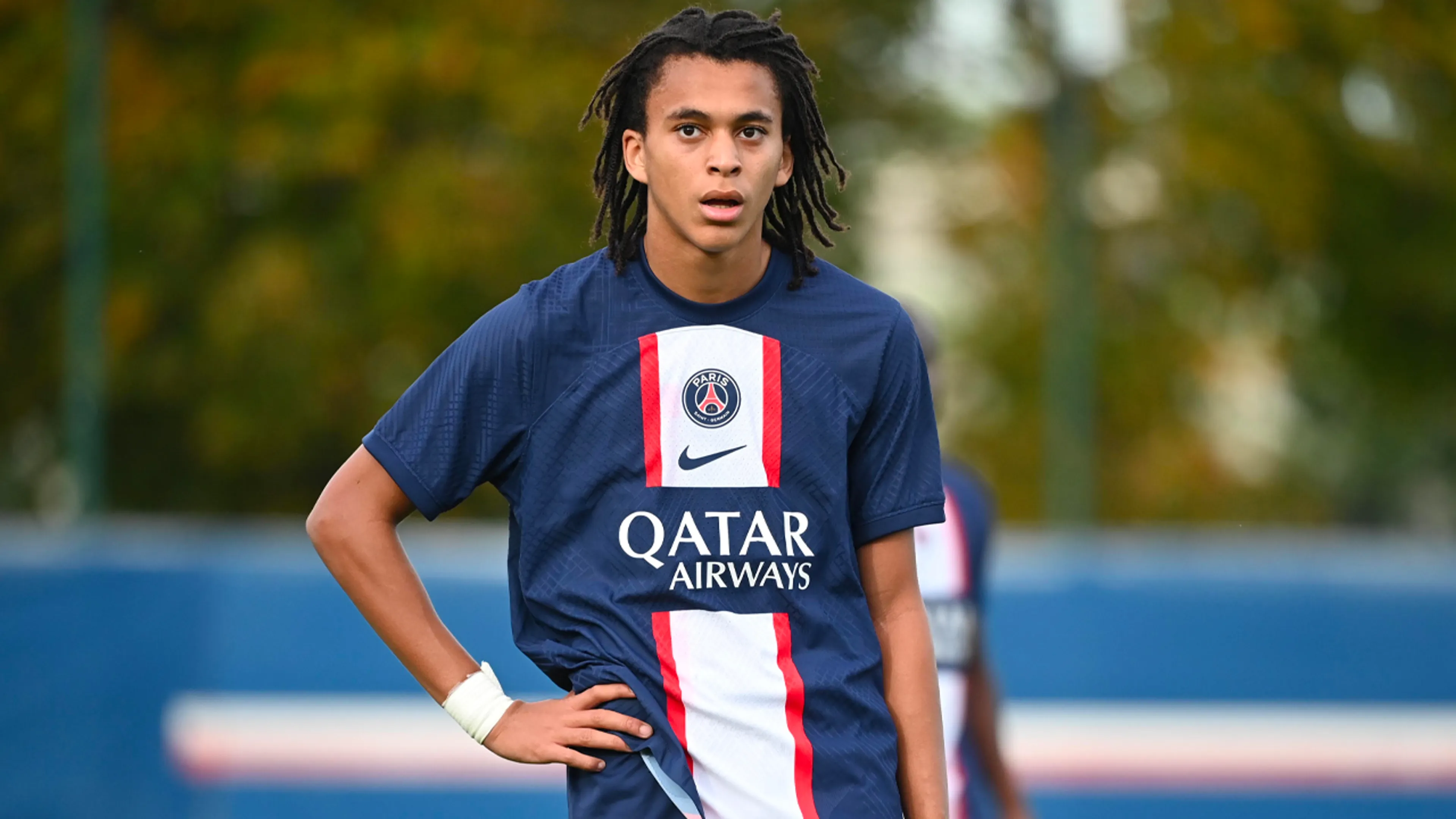 Vijftienjarig broertje Mbappé debuteert bij eerste elftal PSG