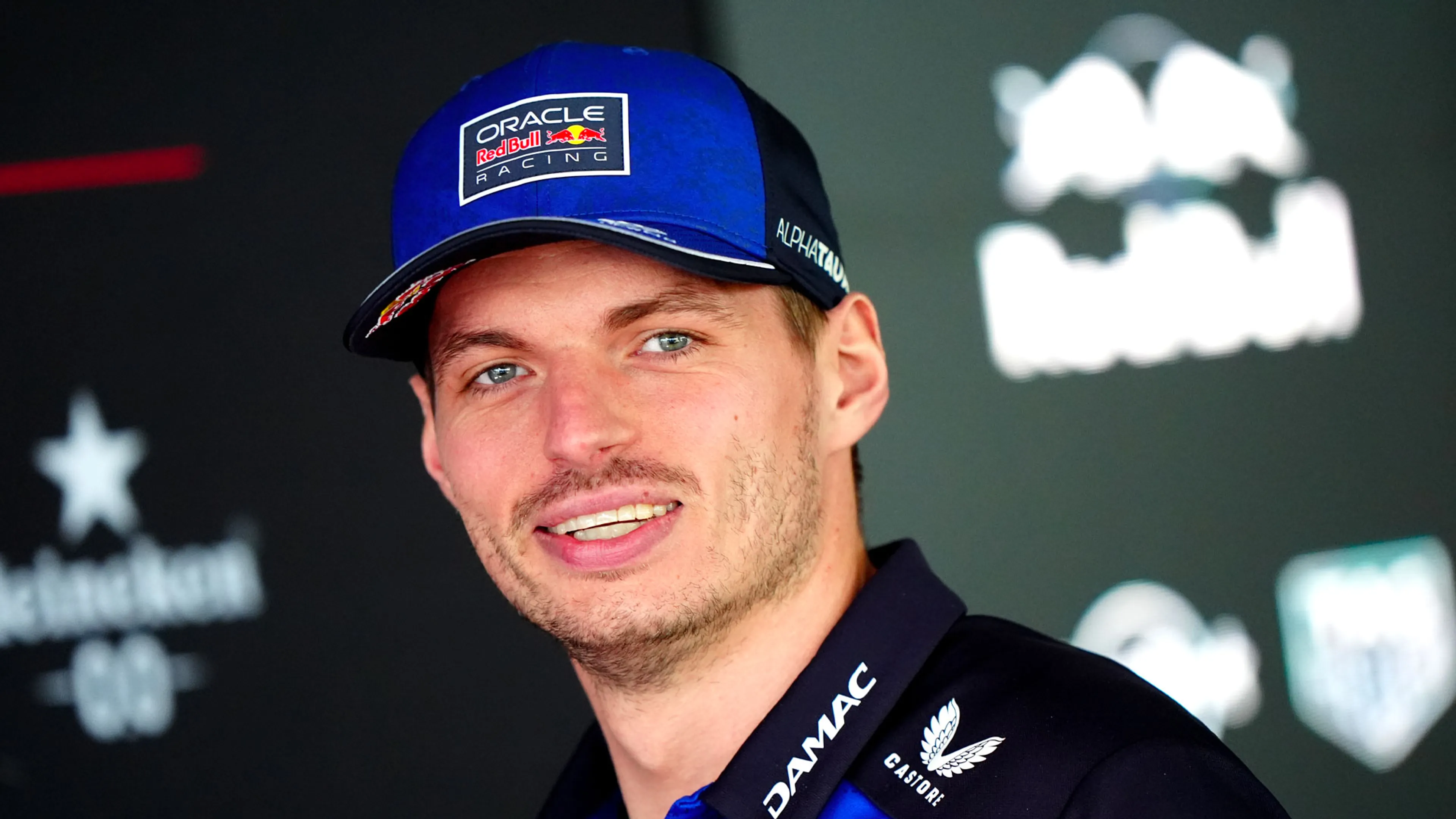 Max Verstappen hint op een langer verblijf in de Formule 1