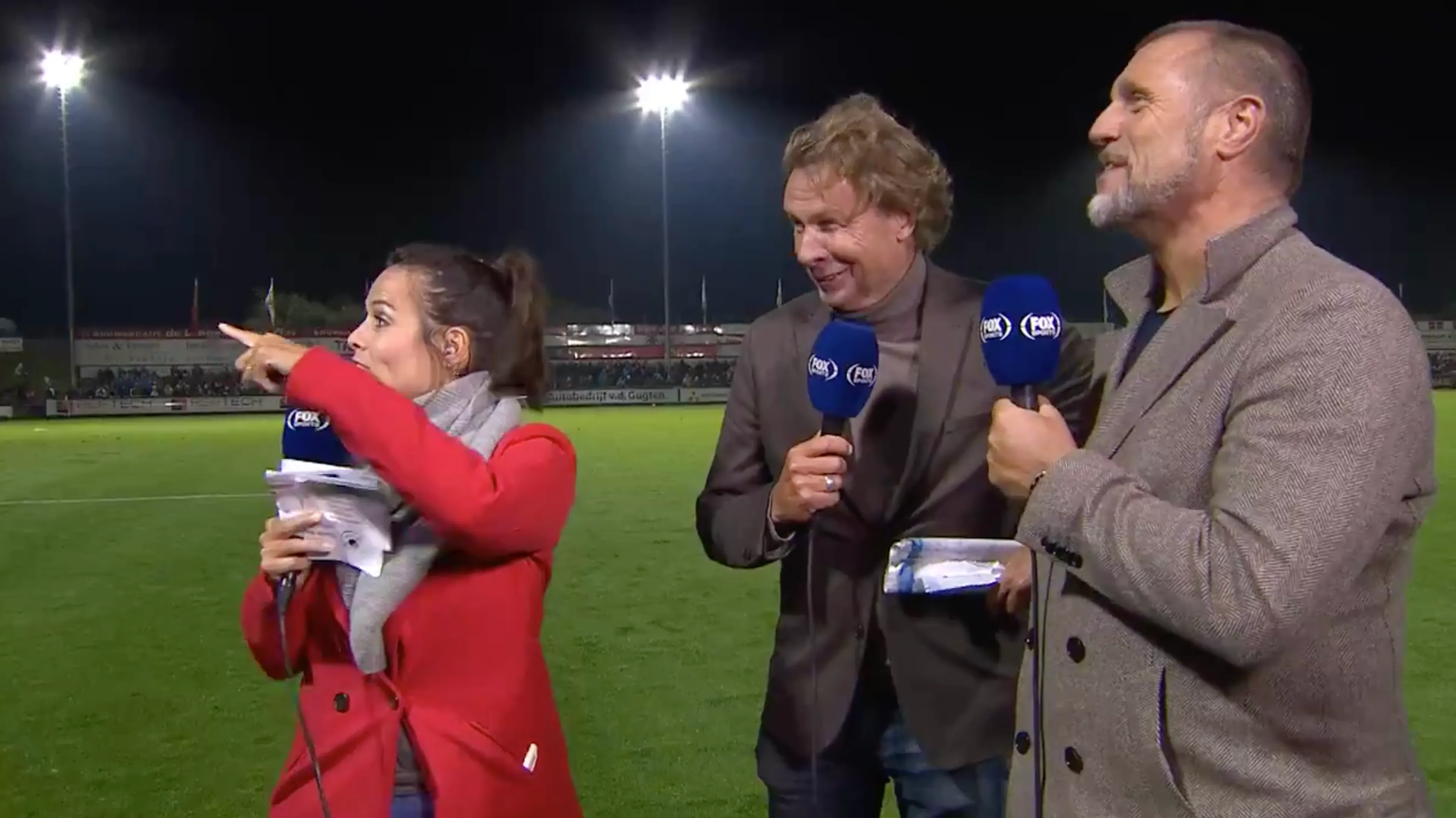 Publiek Quick Boys zingt Hans toe: 'Hansie, doe je jasje uit!'