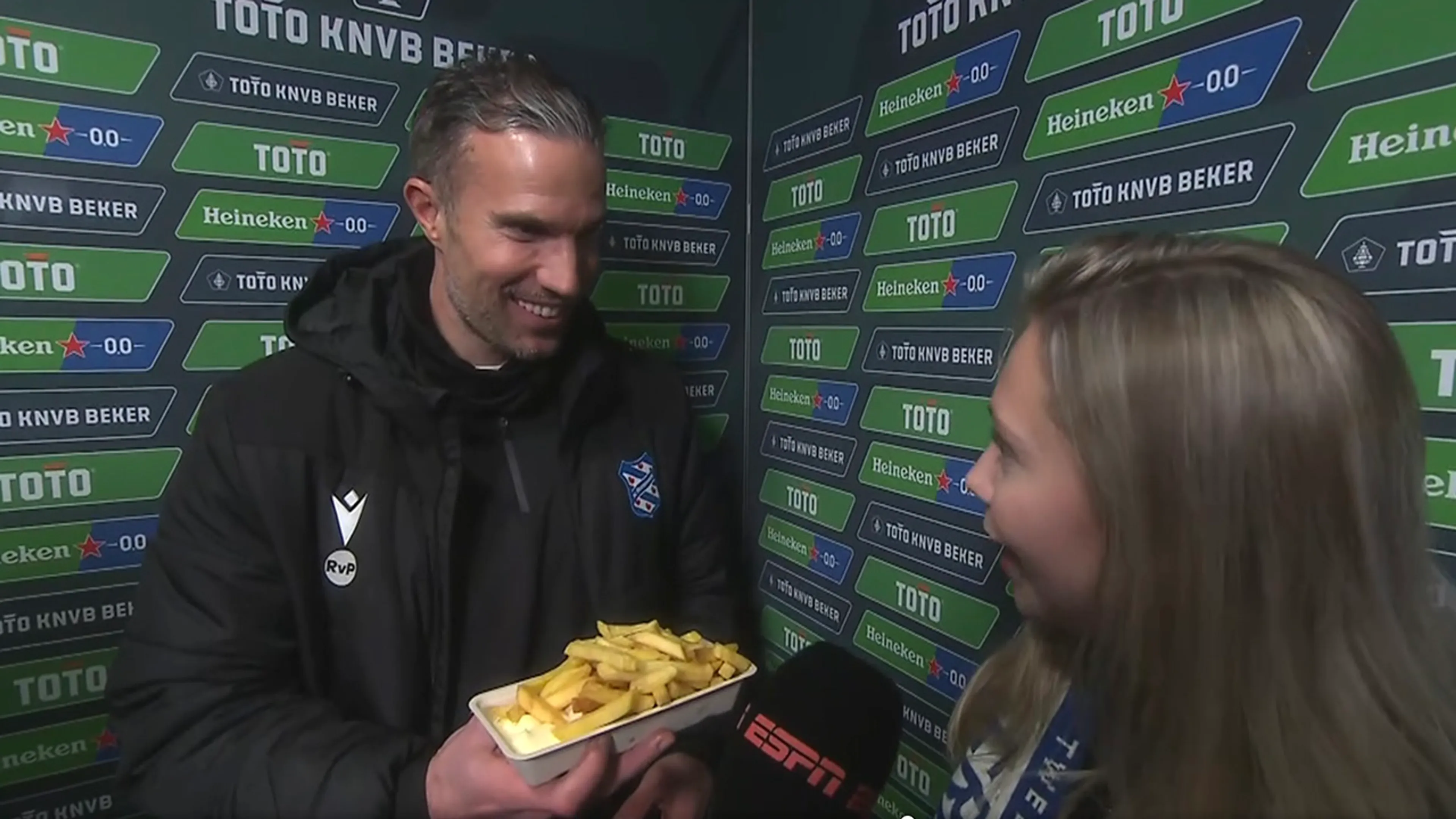 Video: Kantinepersoneel amateurclub ASWH trakteert Robin van Persie op zijn favoriete snack
