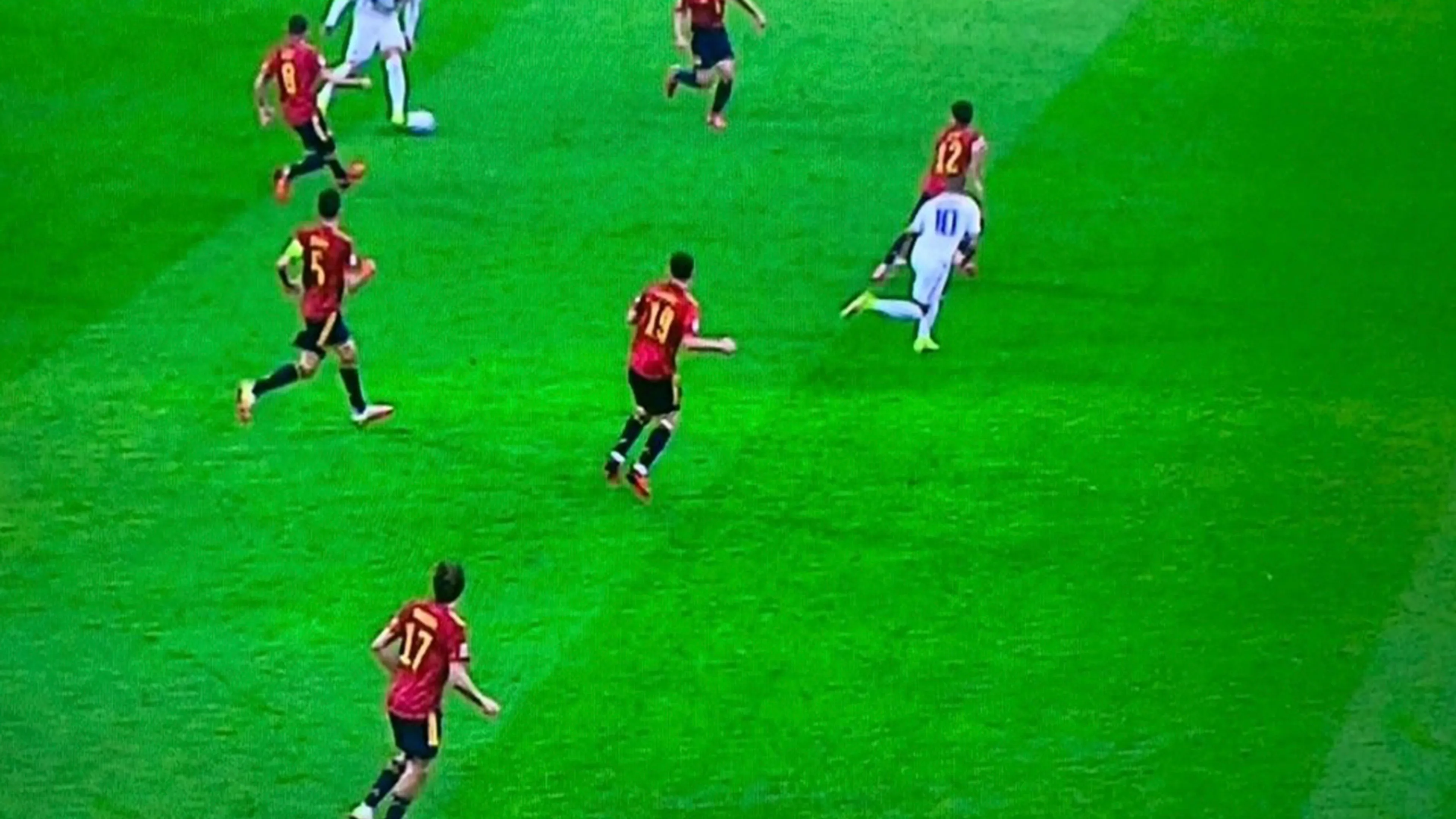 Van Boekel krijgt lading kritiek over zich heen na 'buitenspelgoal' Mbappé