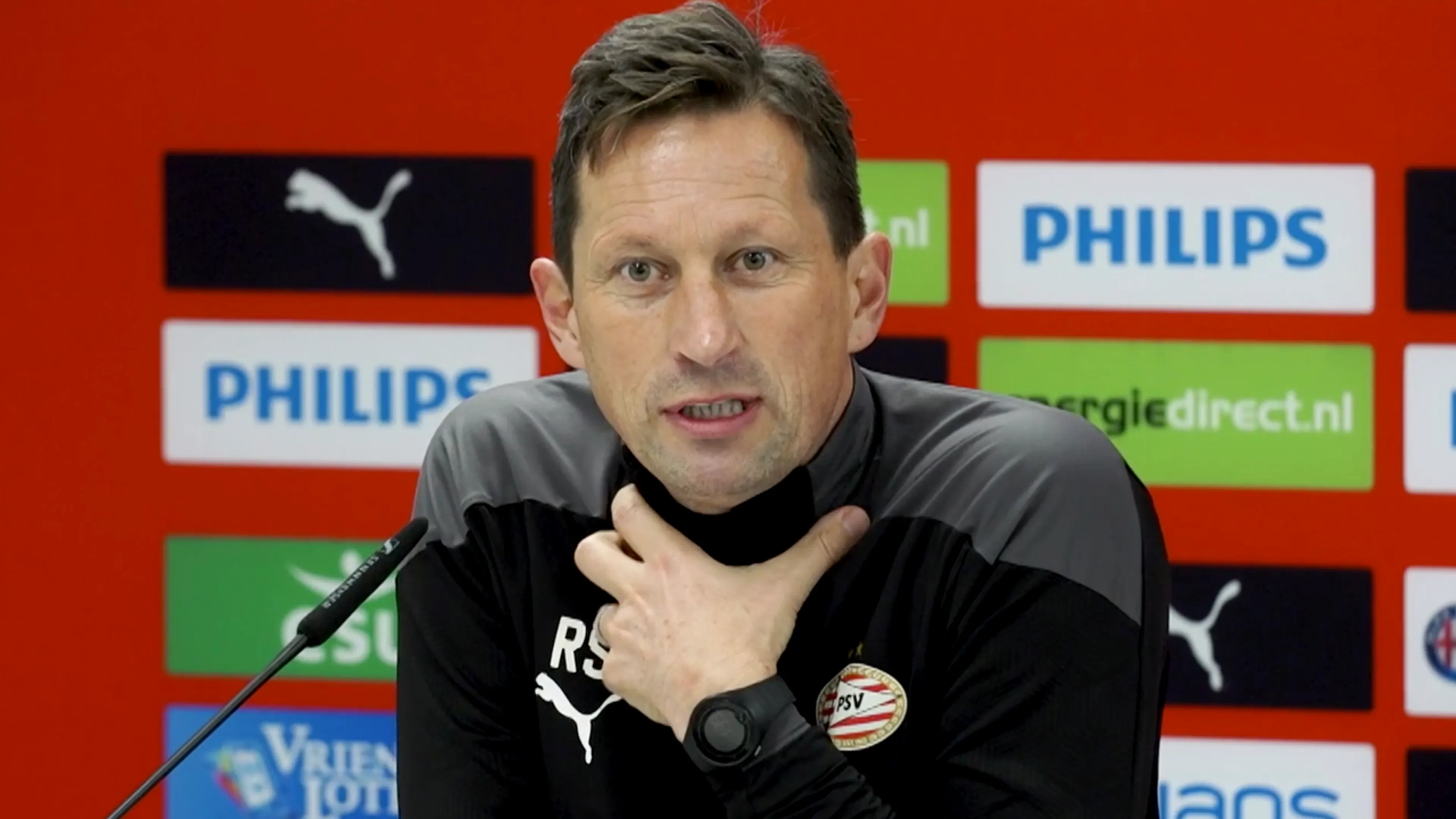 Schmidt reageert op kritiek: 'Denk je dat spelers zelf altijd negentig minuten willen spelen?'
