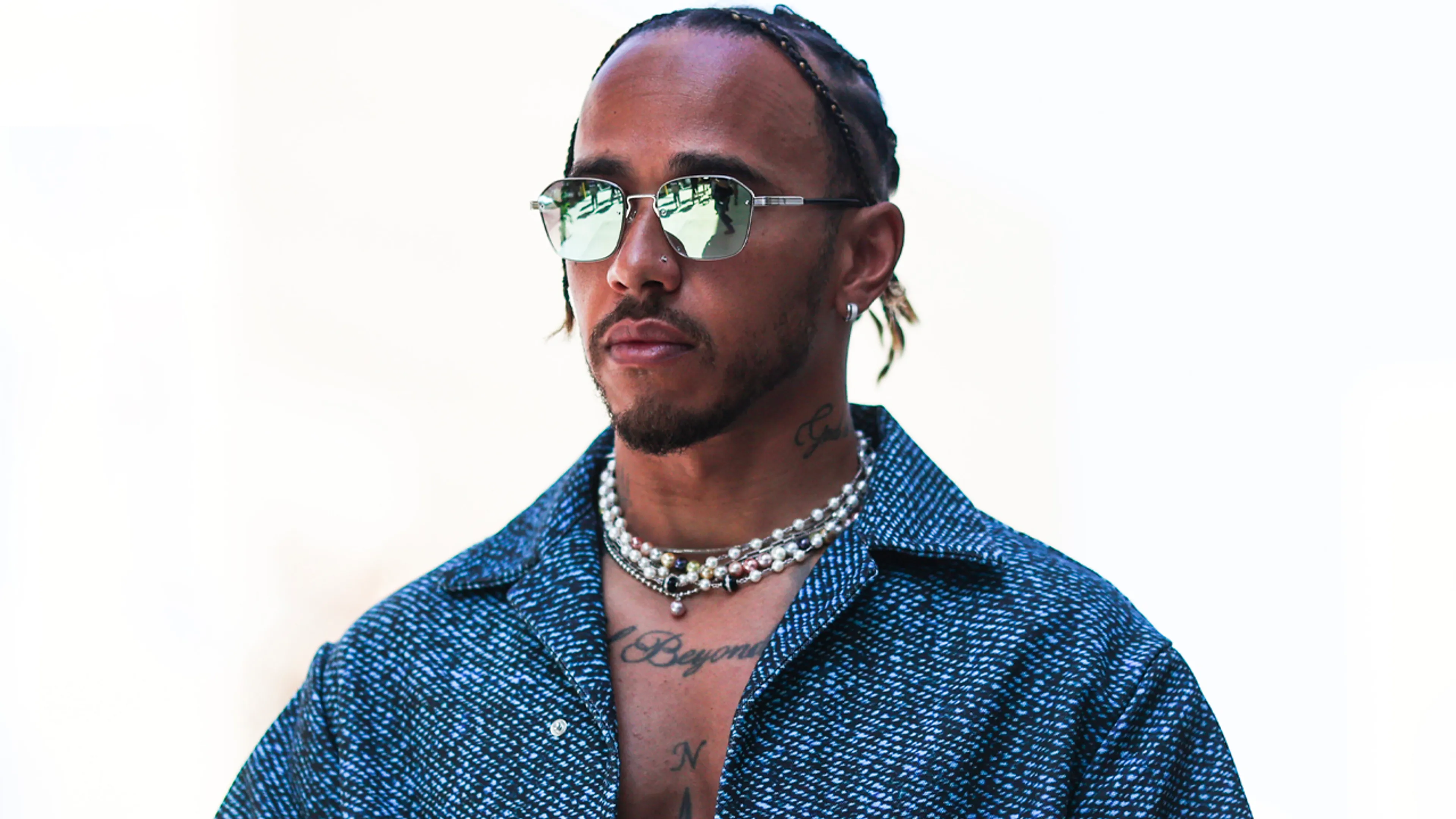 Hamilton maakt met outfit op persconferentie statement tegen sieradenverbod F1
