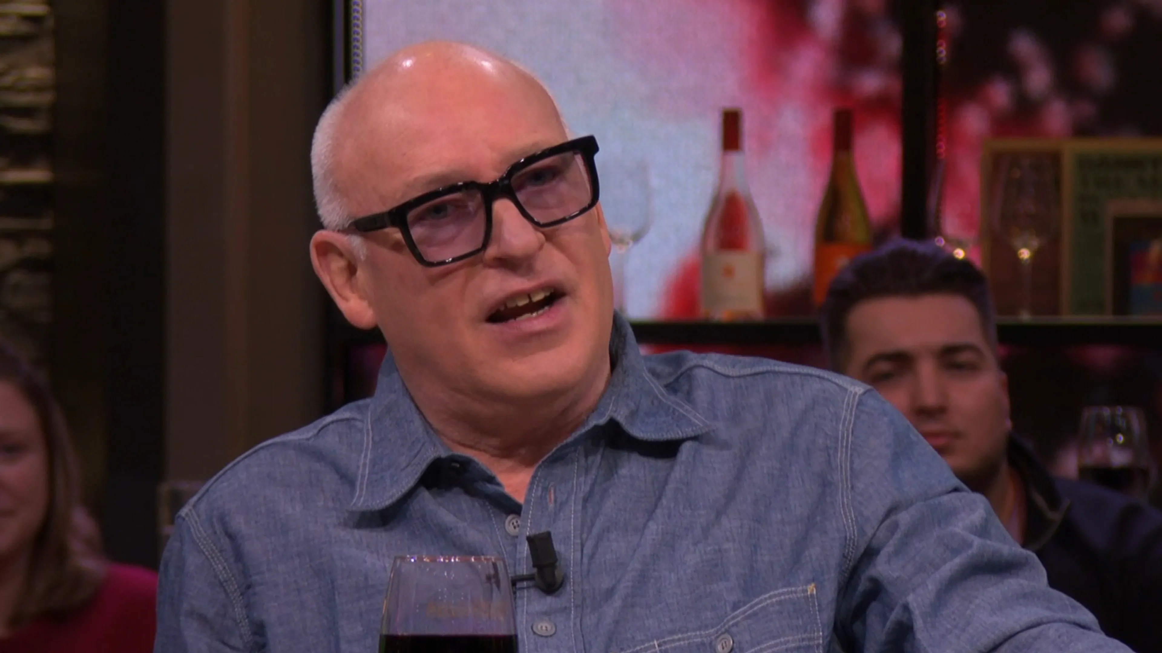 René haalt uit: 'Wat een verschrikkelijke man is dat zeg!'