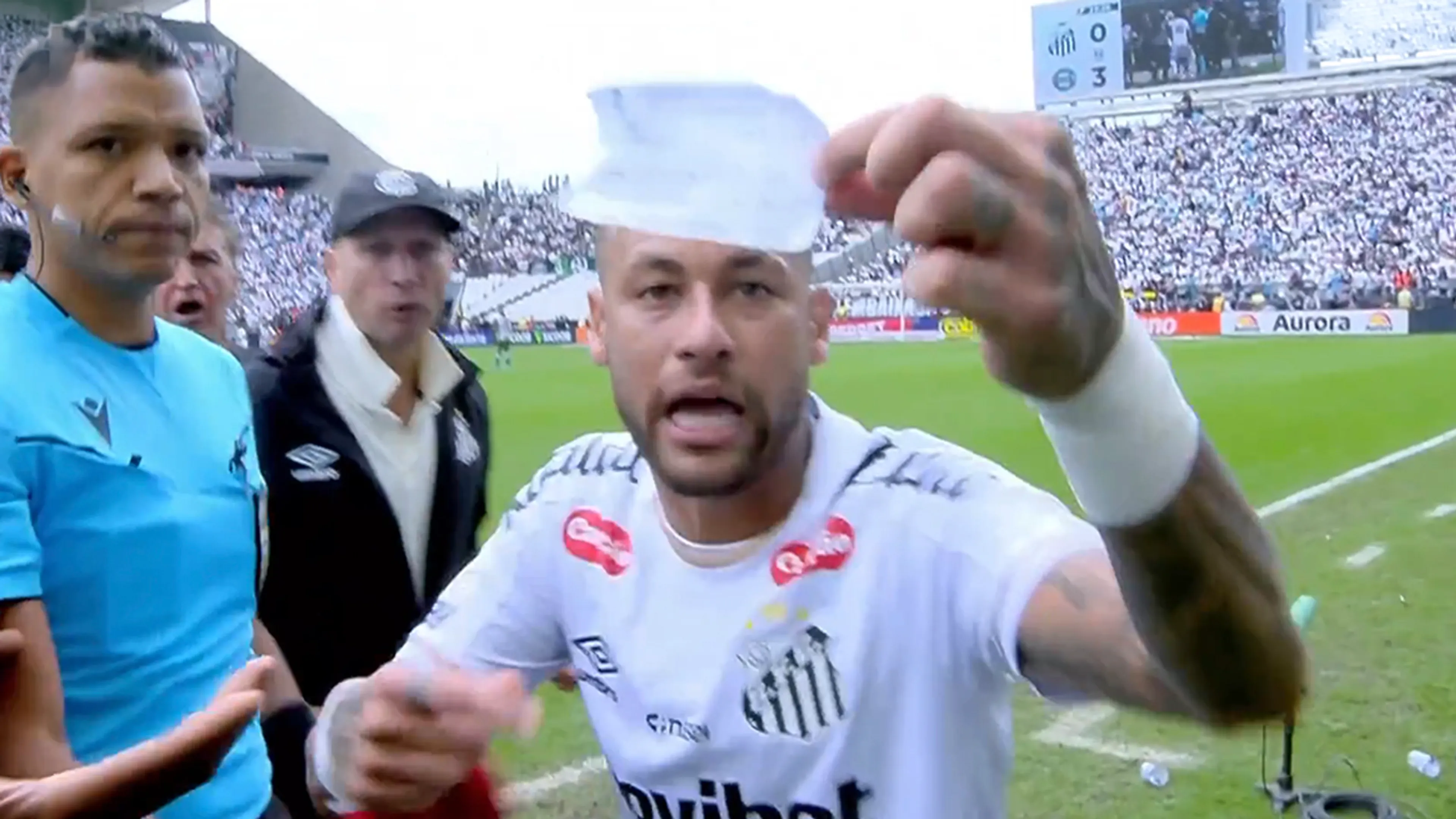 Video: Neymar door fout van vierde official gewisseld en houdt woedend briefje voor de camera