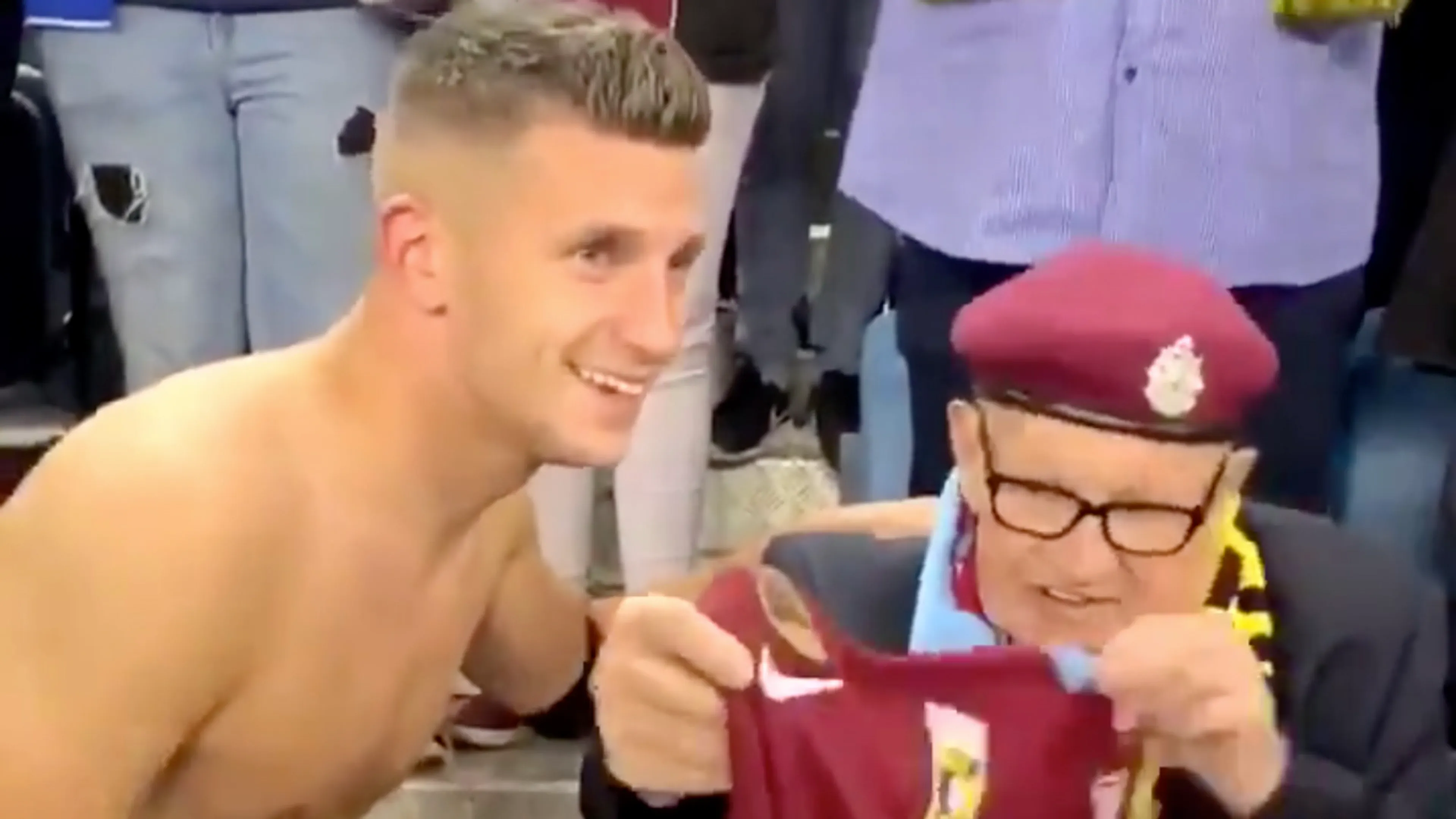 Mooie beelden: Linssen geeft shirt en aanvoerdersband aan Airborne-veteraan