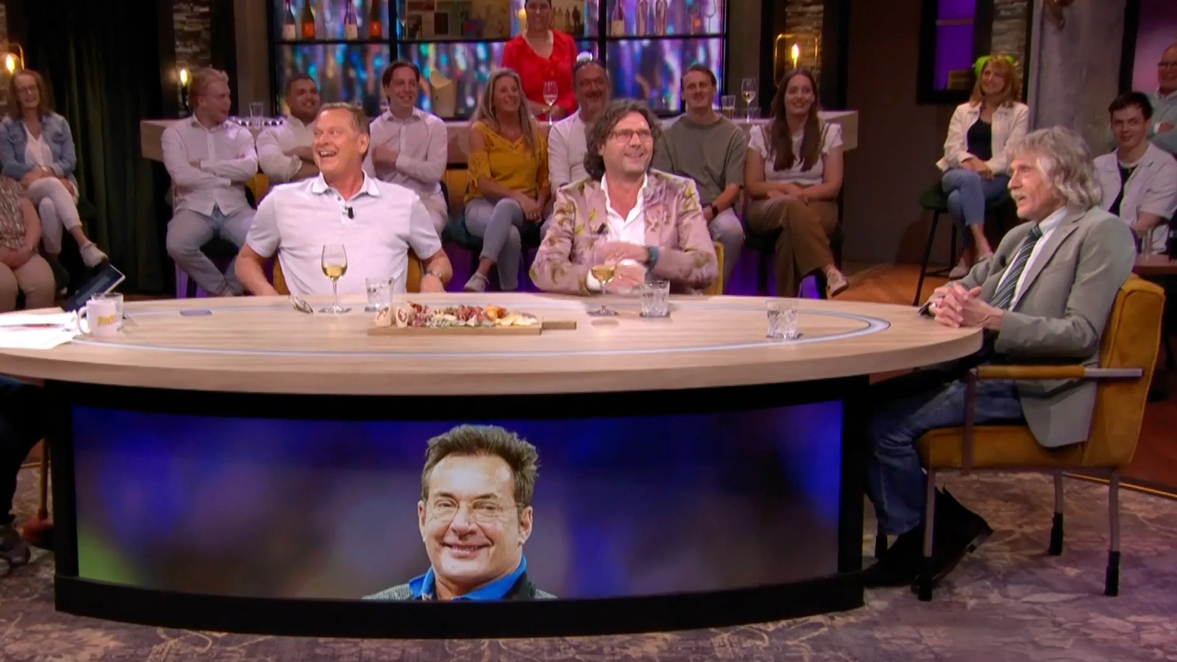 Vandaag Inside-tafel lacht om 'bloedordinaire beelden van verjaardagsfeest Gerard Joling'