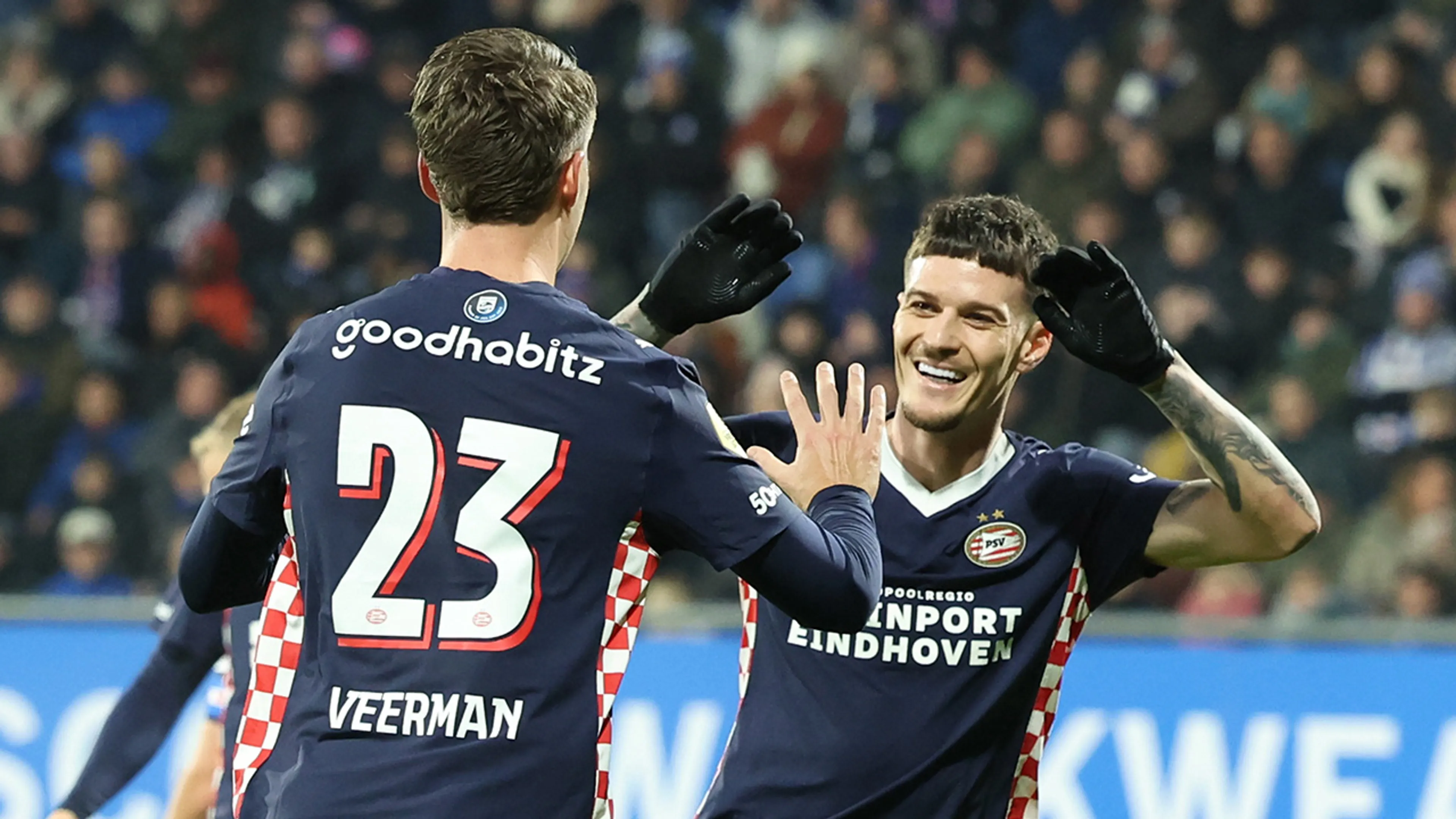 PSV behaalt bij sc Heerenveen negende Eredivisiezege op rij