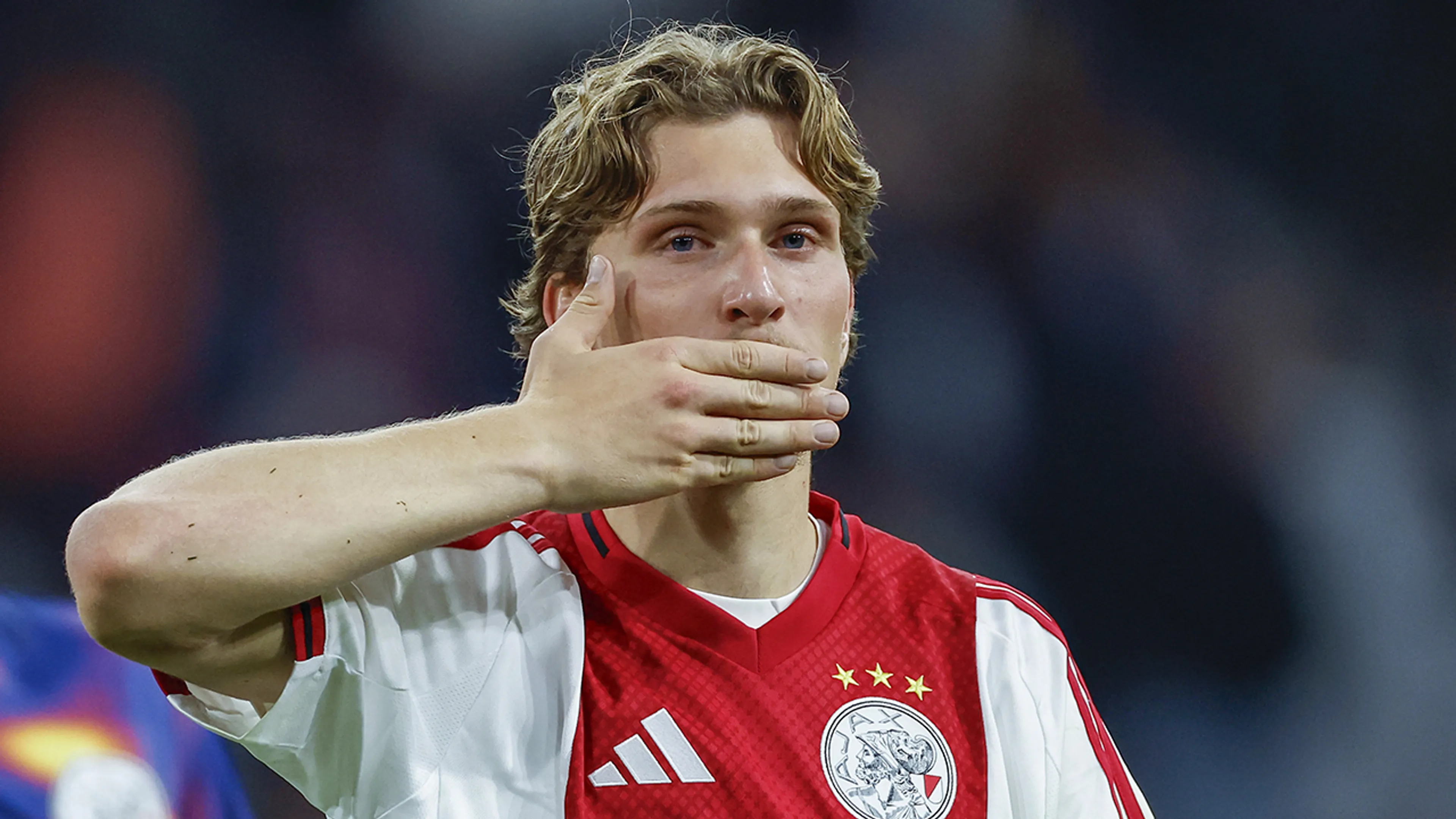 Ajax bereikt akkoord met Paris Saint-Germain over miljoenentransfer Mika Godts