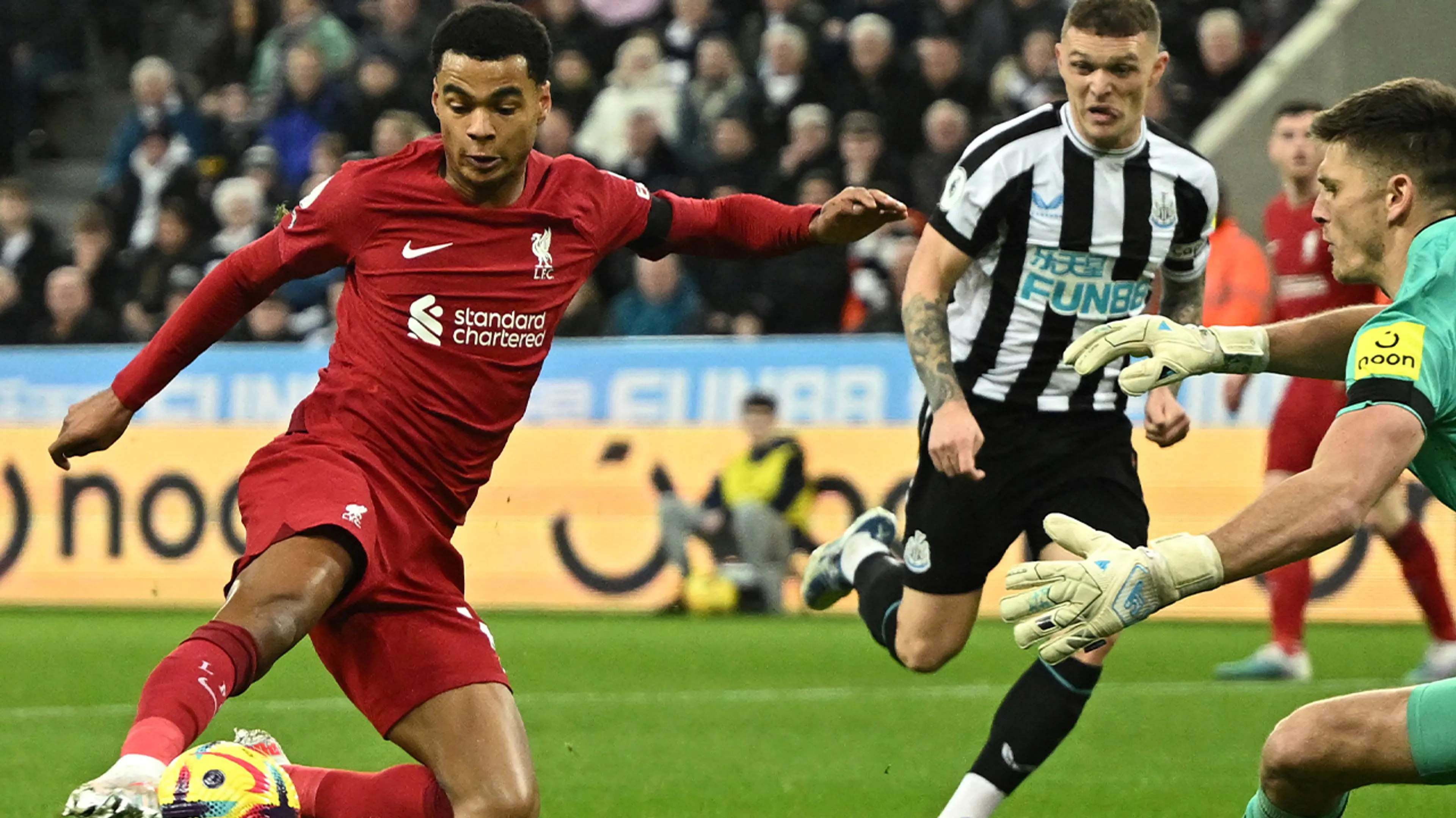 Gakpo helpt Liverpool aan zege bij Newcastle United