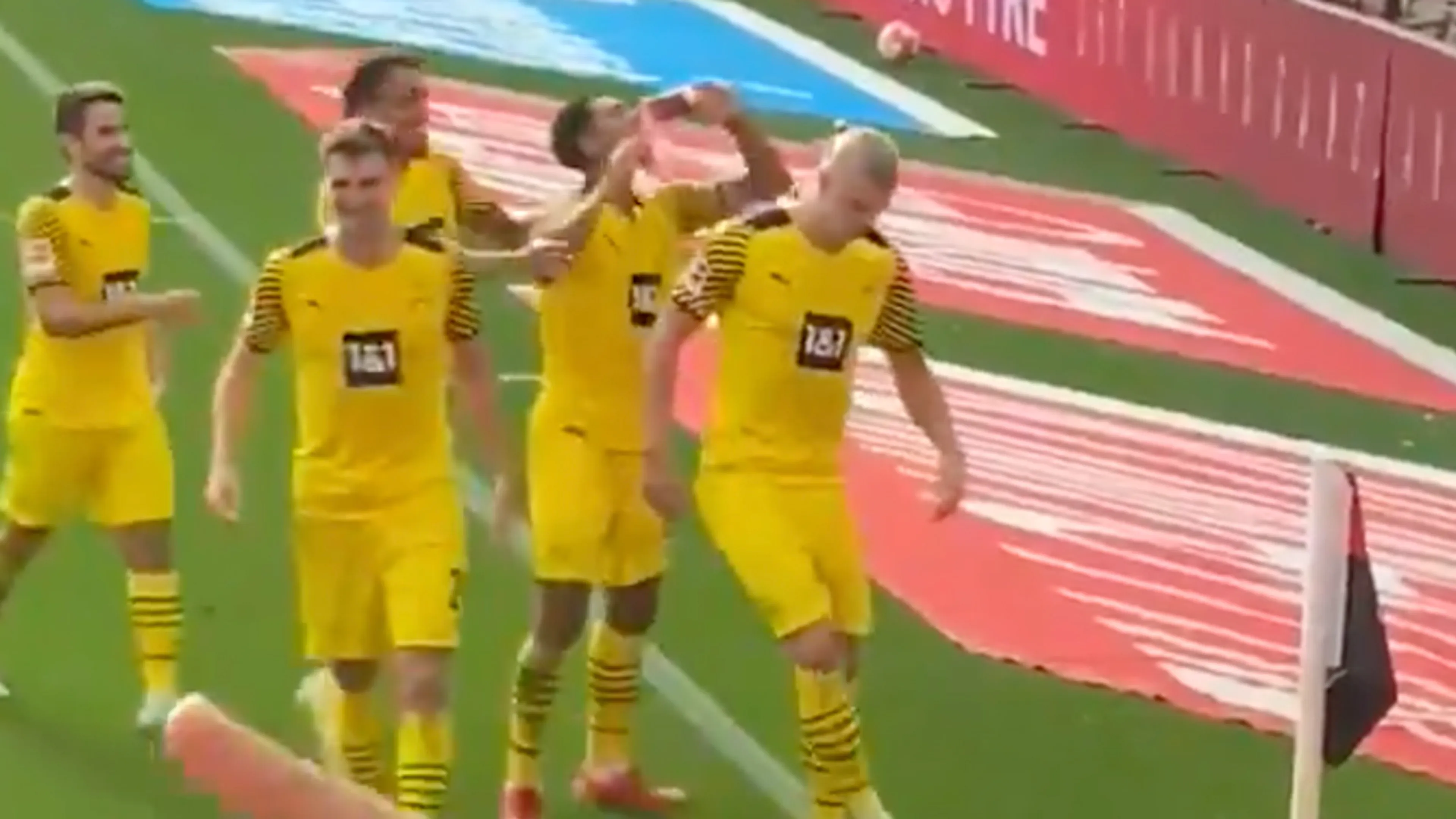 VIDEO: Dortmund-speler vangt biertje: 'Perfecte dag voor mijn eerste biertje'