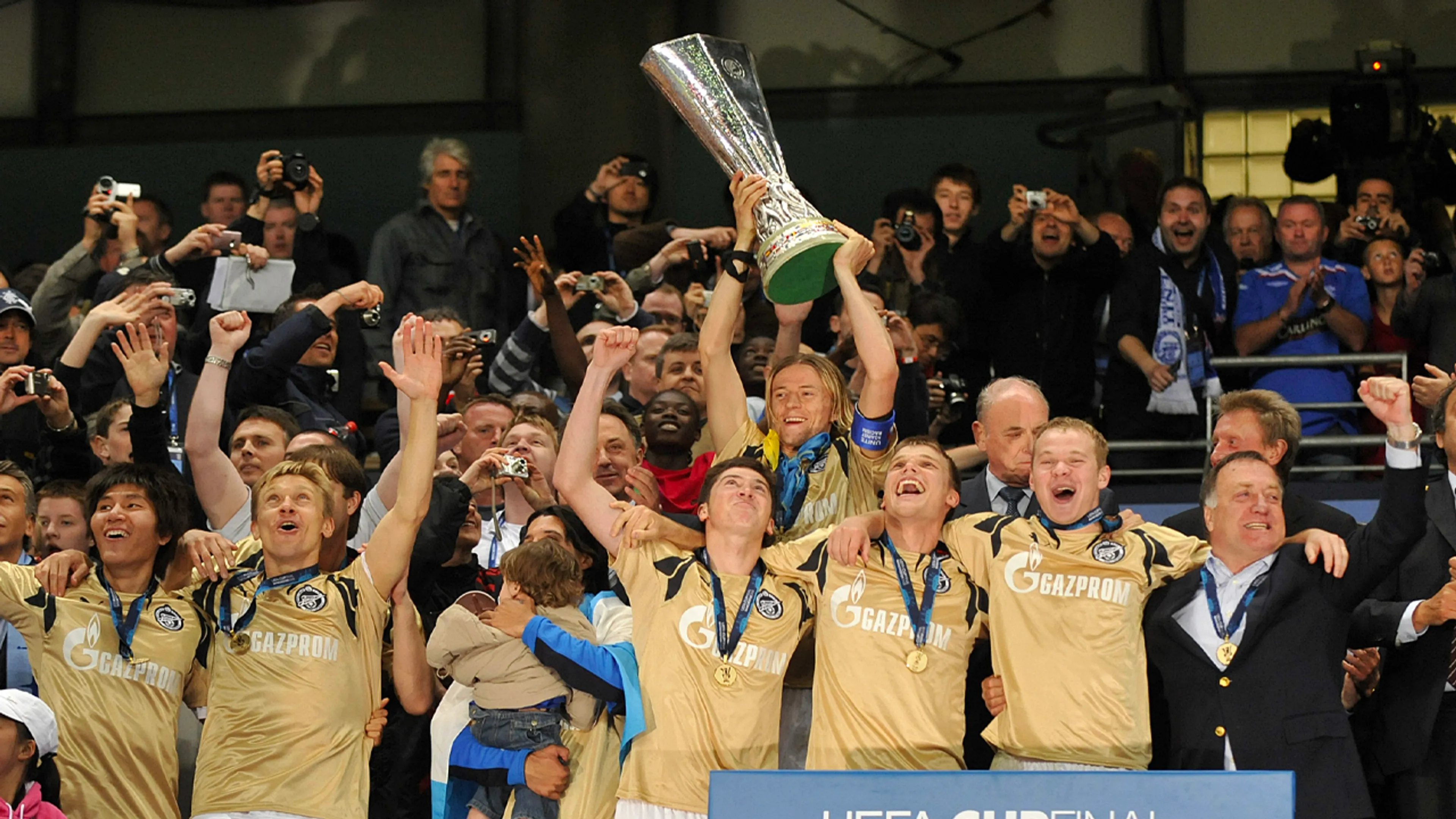 Vandaag in 2008: Advocaat wint als laatste Nederlandse trainer een Europese hoofdprijs