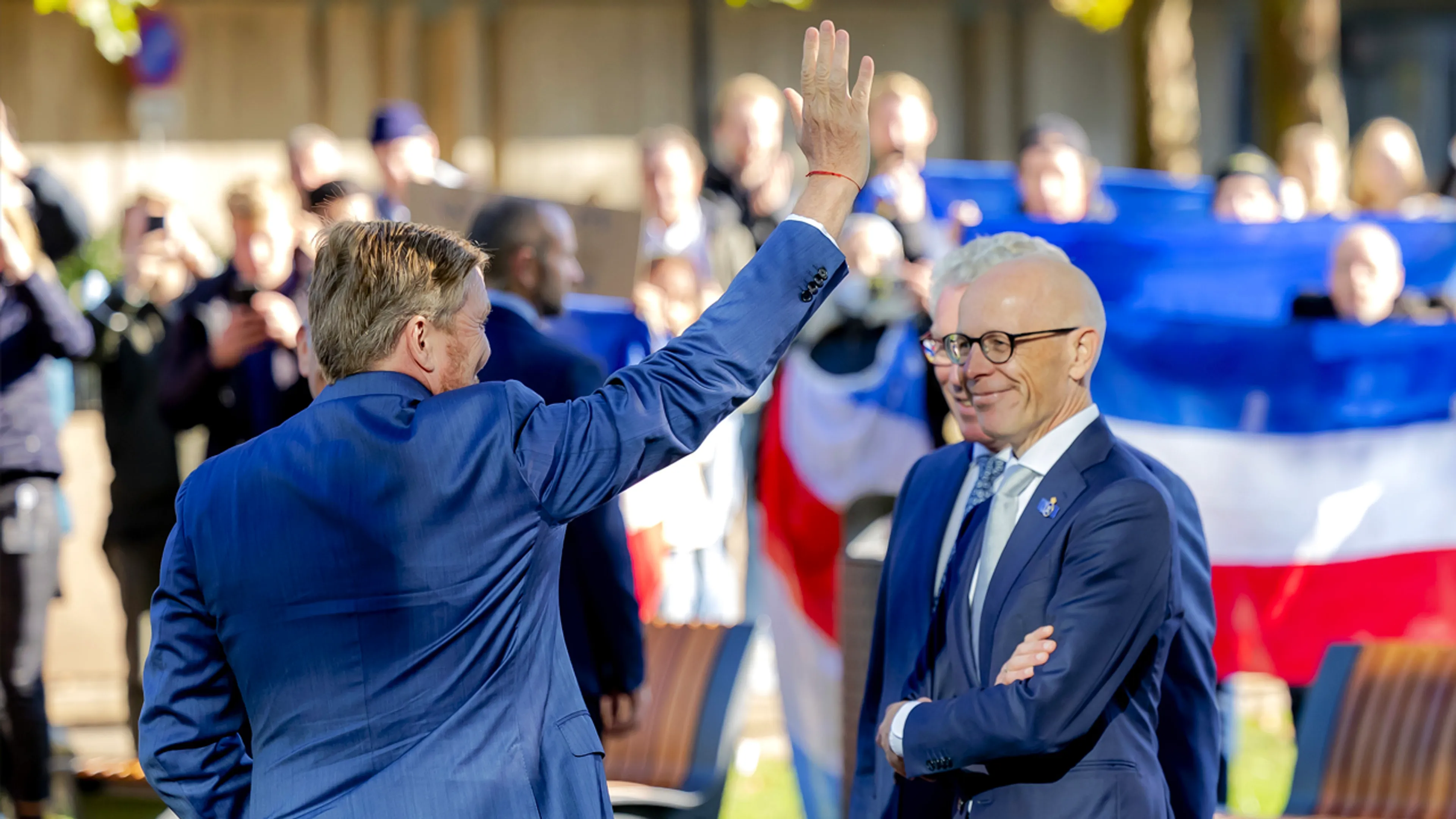 Koning Willem-Alexander uitgejouwd tijdens opening Radboudumc: 'Schaam je kapot!'