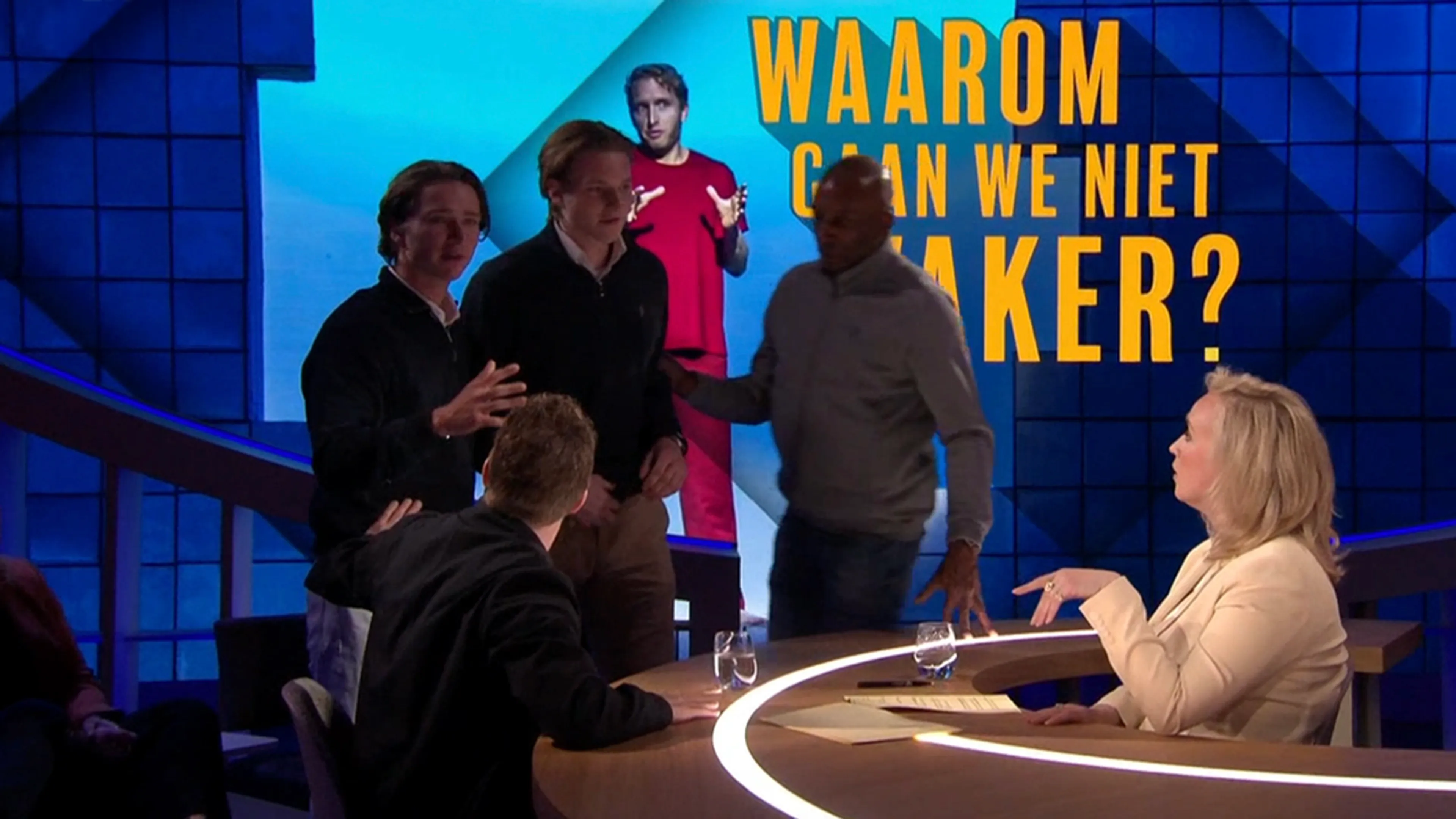 Video: uitzending Eva Jinek verstoord door duo uit publiek: 'Niet hier jongens!'