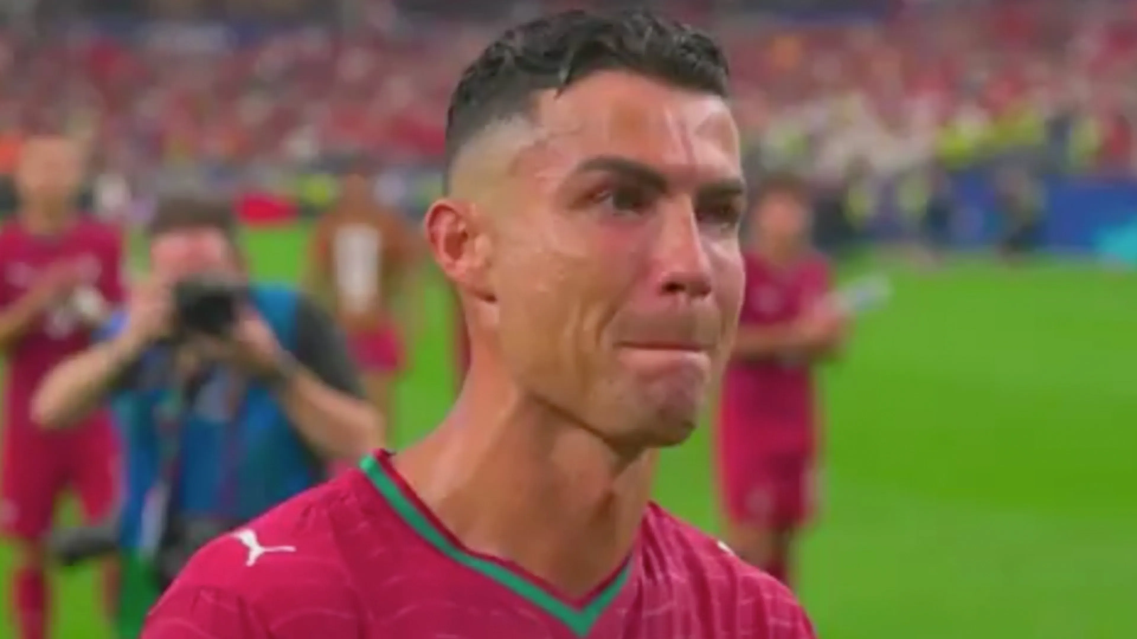 Video: Cristiano Ronaldo zichtbaar geëmotioneerd na WK-uitschakeling