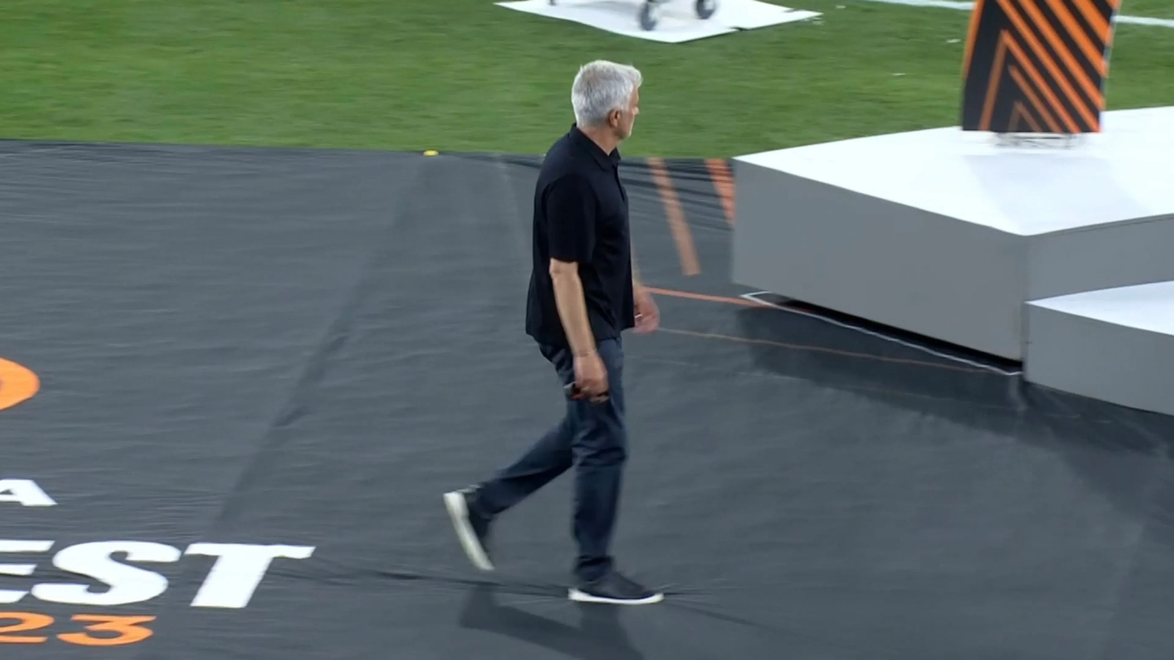 José Mourinho haalt vroegtijdig en zonder spelers medaille op