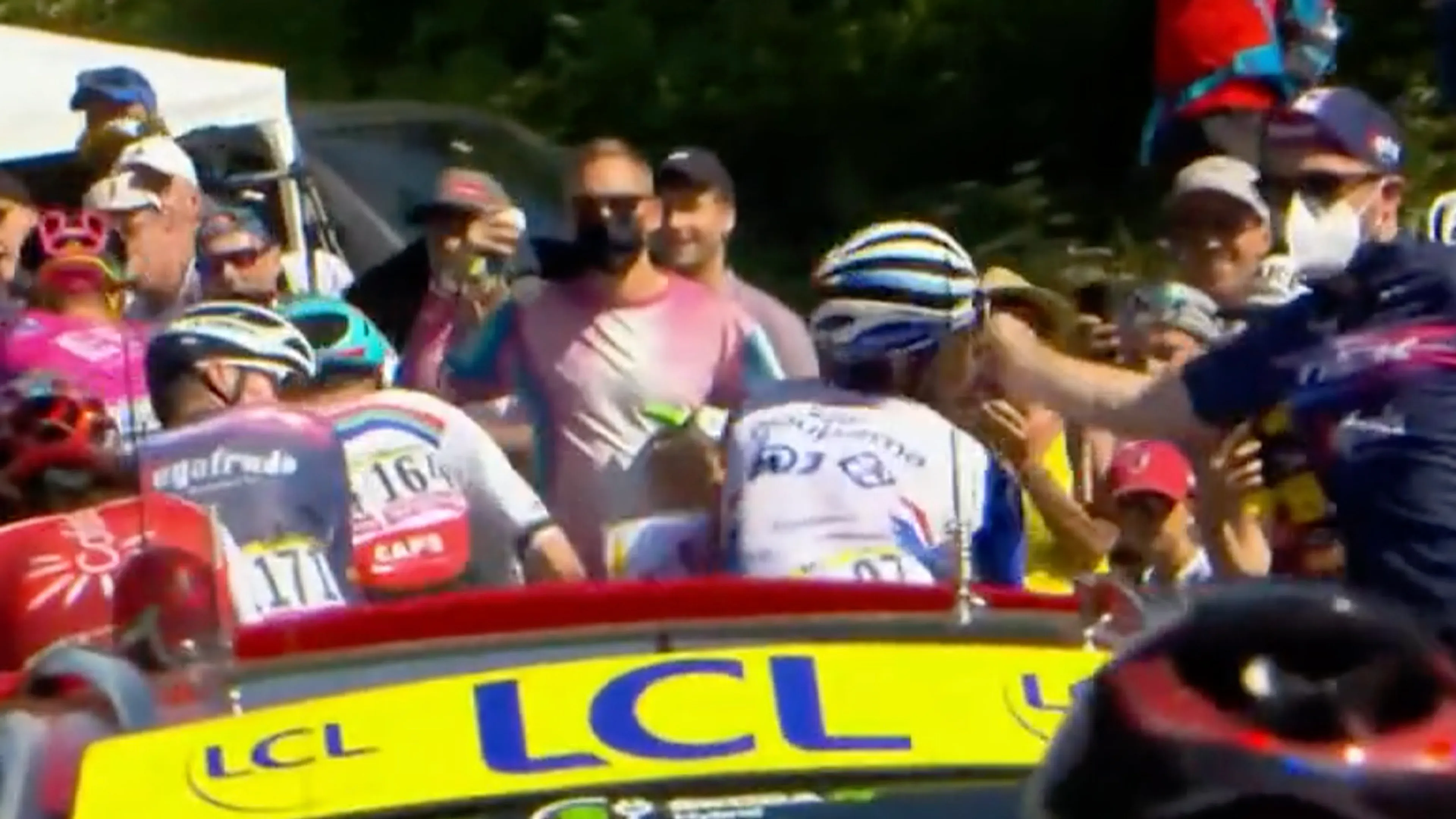 Wielrenner krijgt flinke klap in gezicht van verzorger in Tour de France
