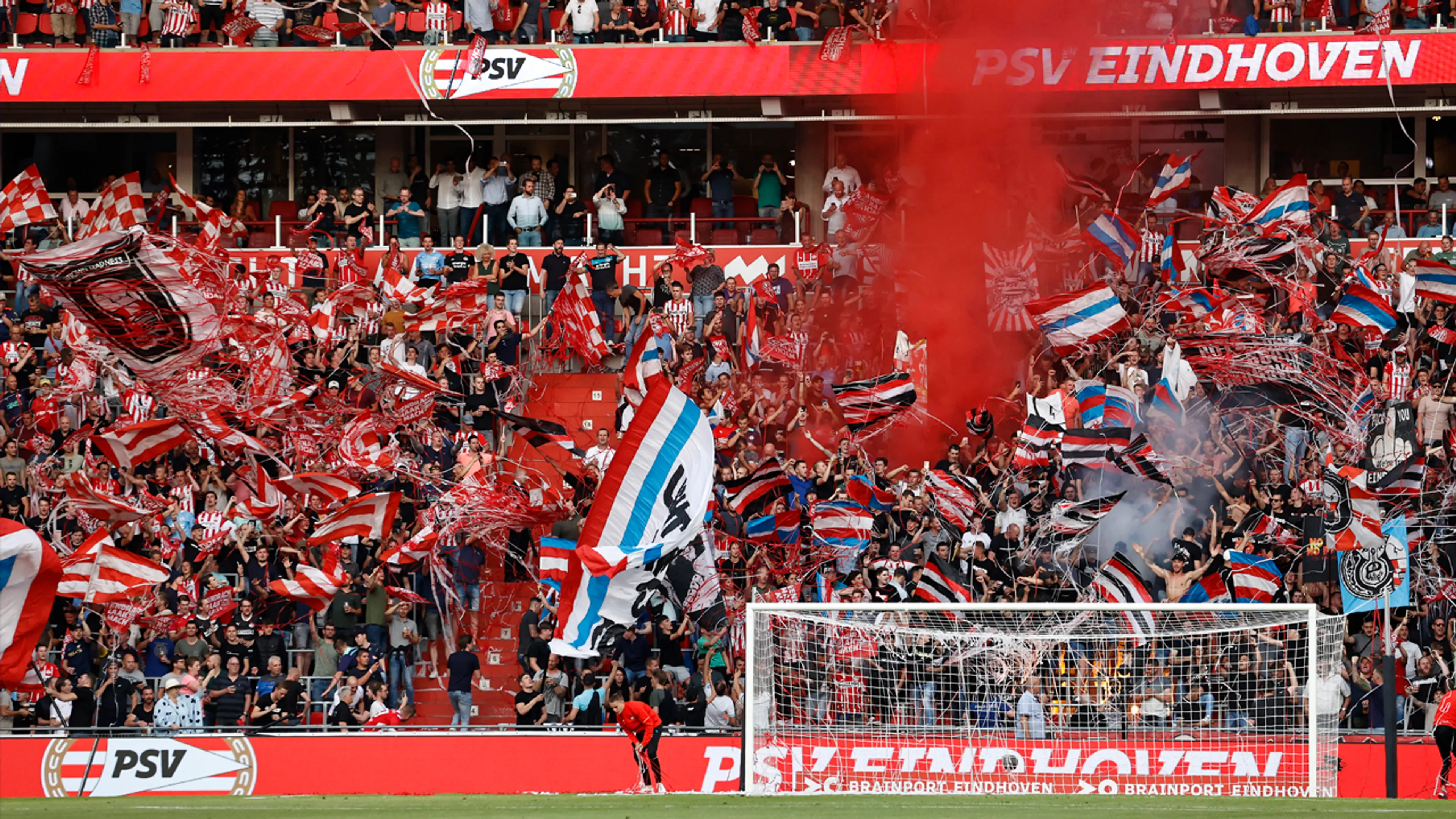PSV moet twee tribunevakken sluiten op last van UEFA