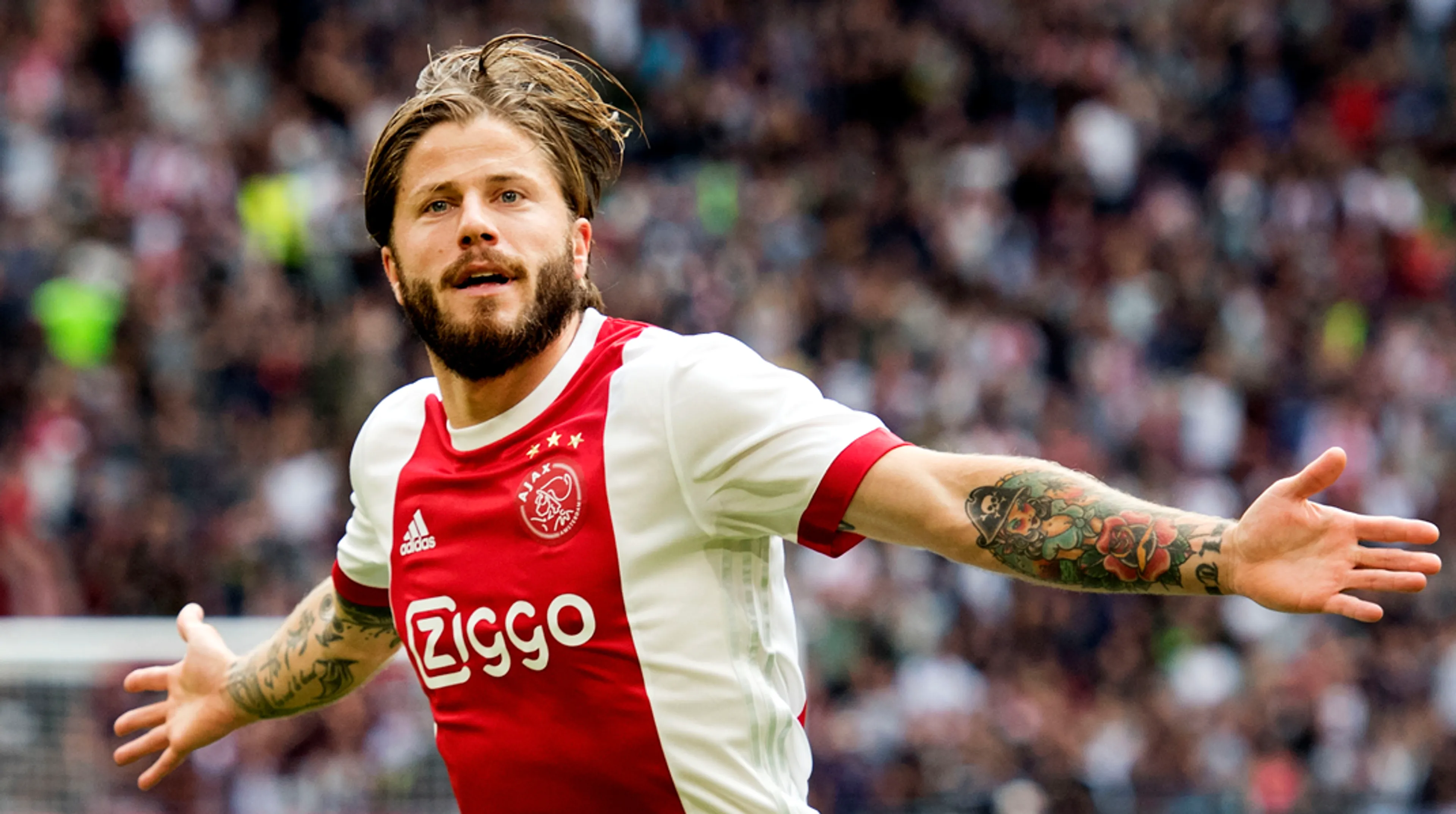 Ajax bindt Schöne langer aan zich