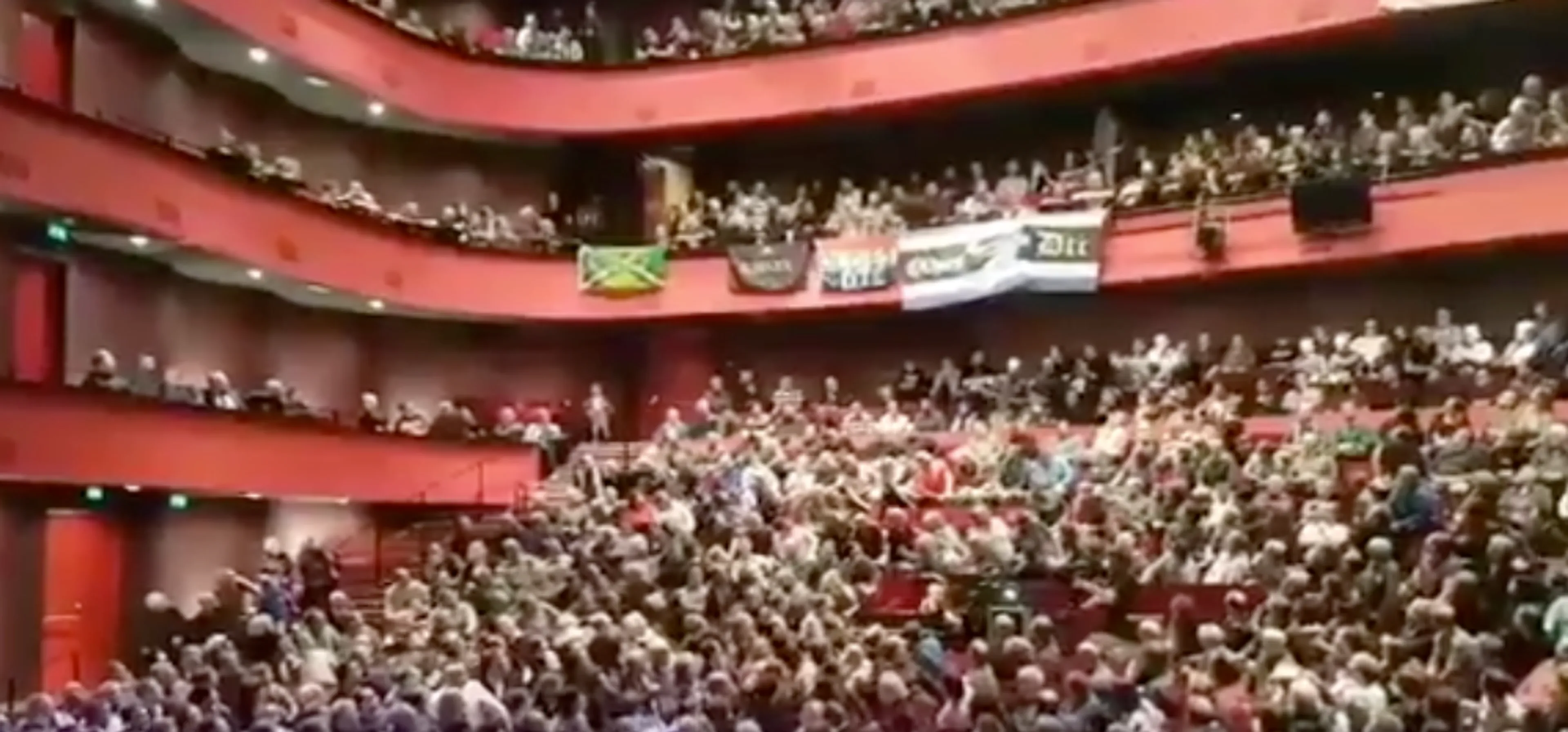 Supporters De Graafschap zetten theater op z'n kop