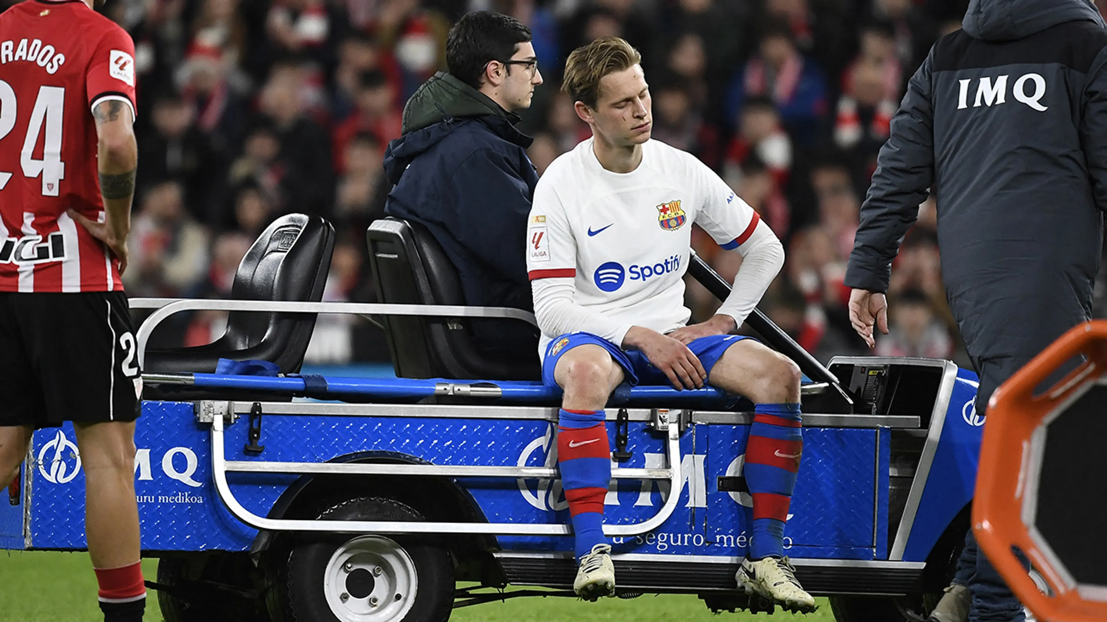 Frenkie de Jong valt geblesseerd uit en verlaat veld per wagentje