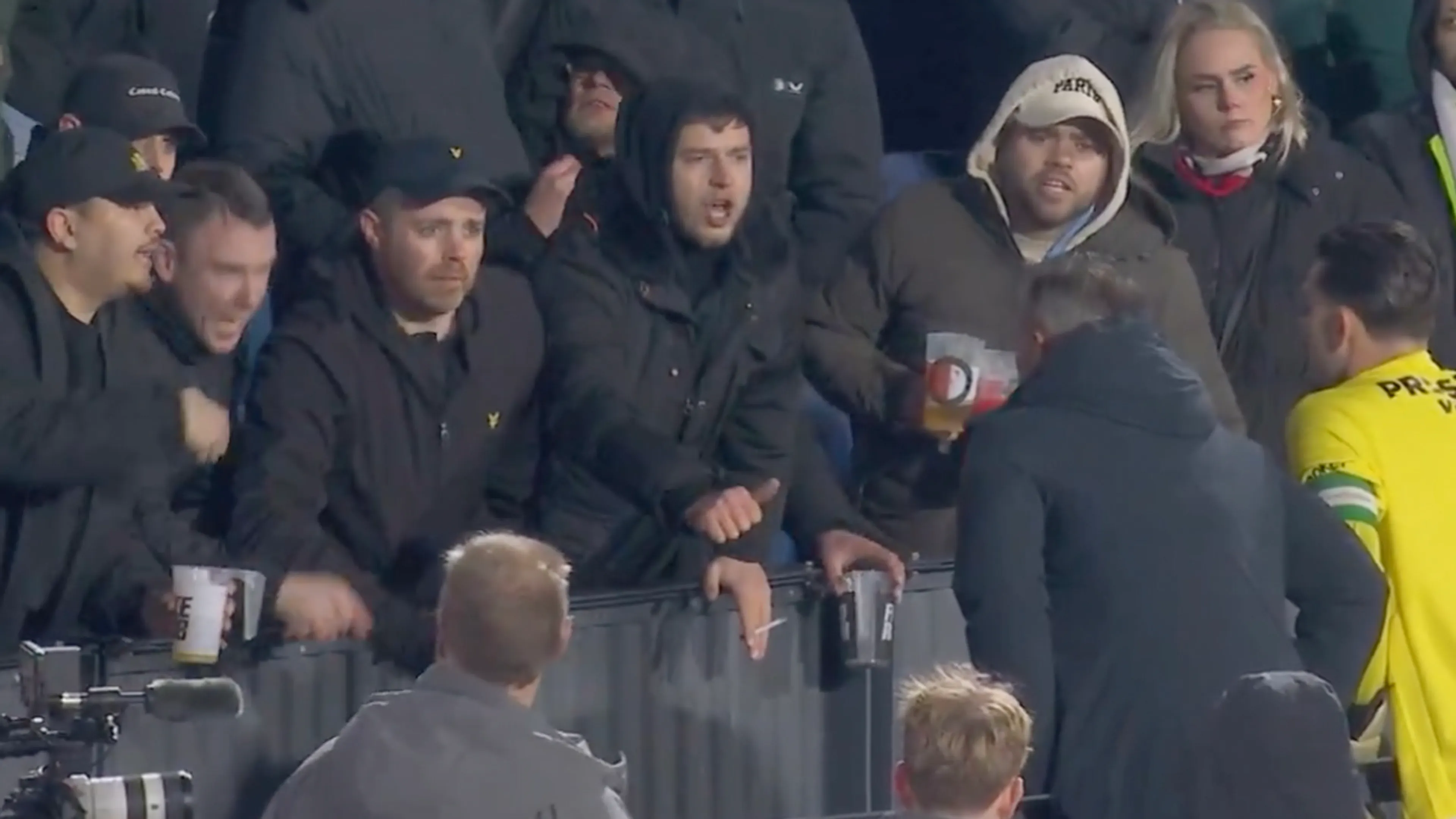 Van Persie en Bijlow in gesprek met woedende Feyenoord-supporters na uitschakeling in beker