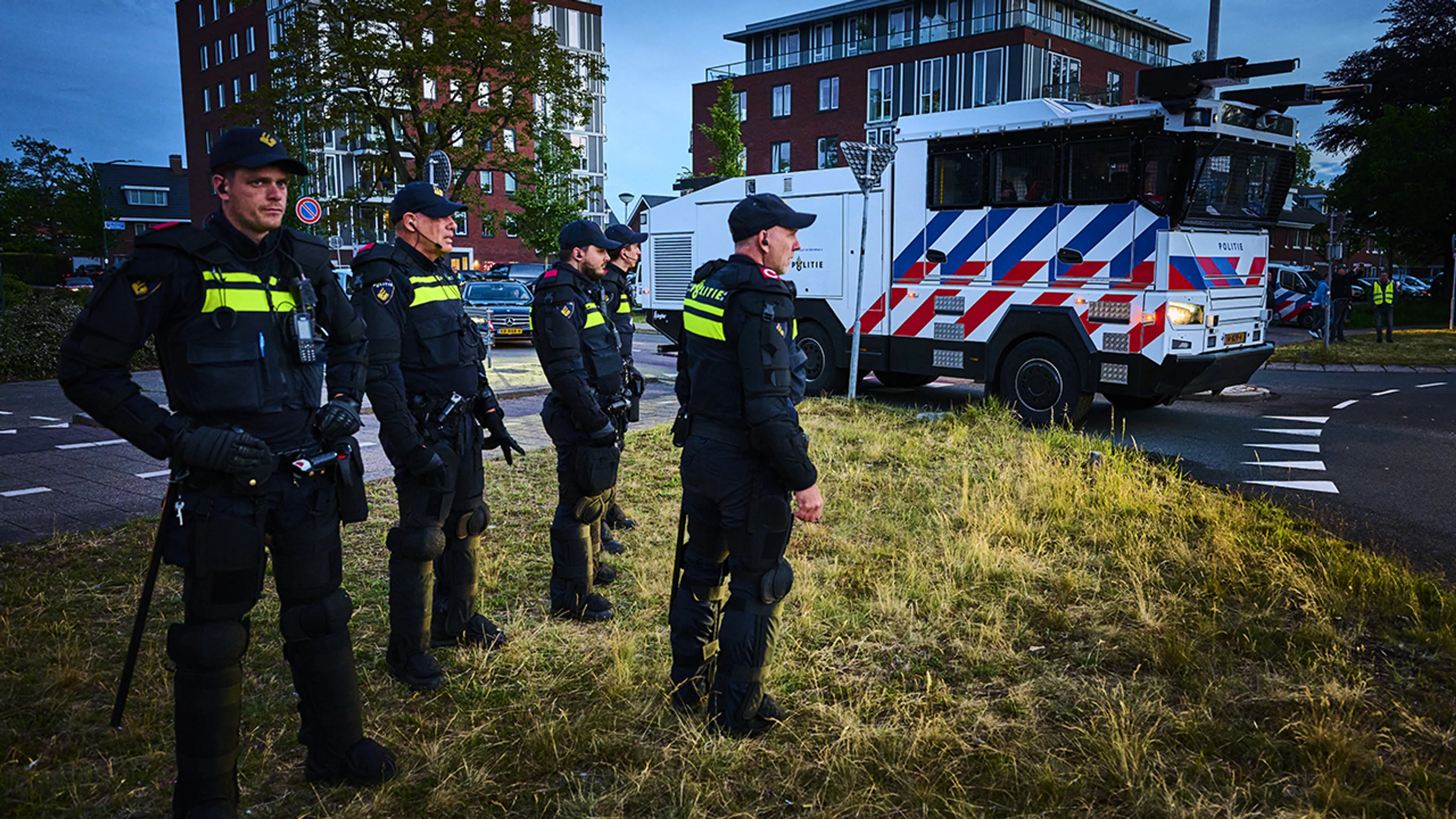 Opnieuw onrustige avond in Loosdrecht: meerdere aanhoudingen, waterkanon ingezet