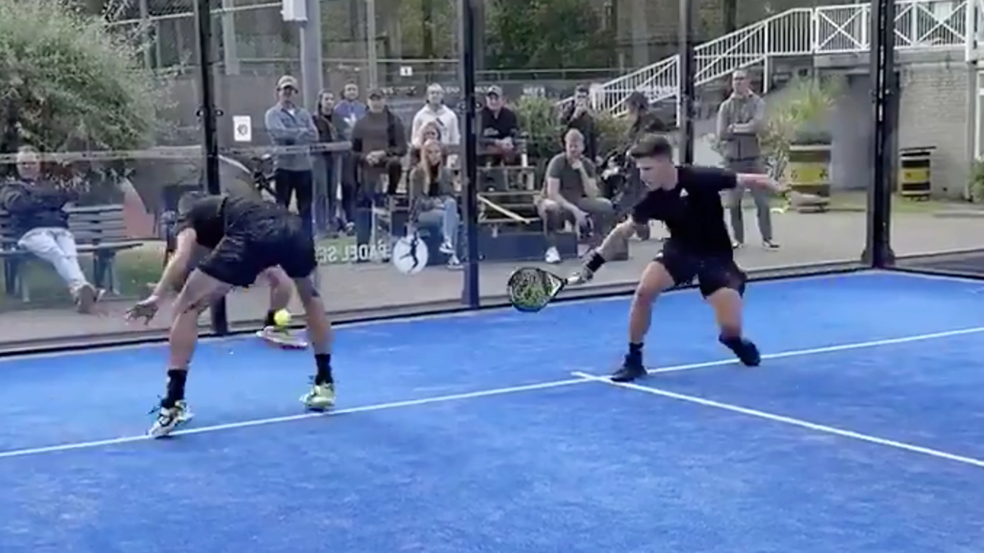 Van Persie laat klasse zien met fenomenale bal op padeltoernooi