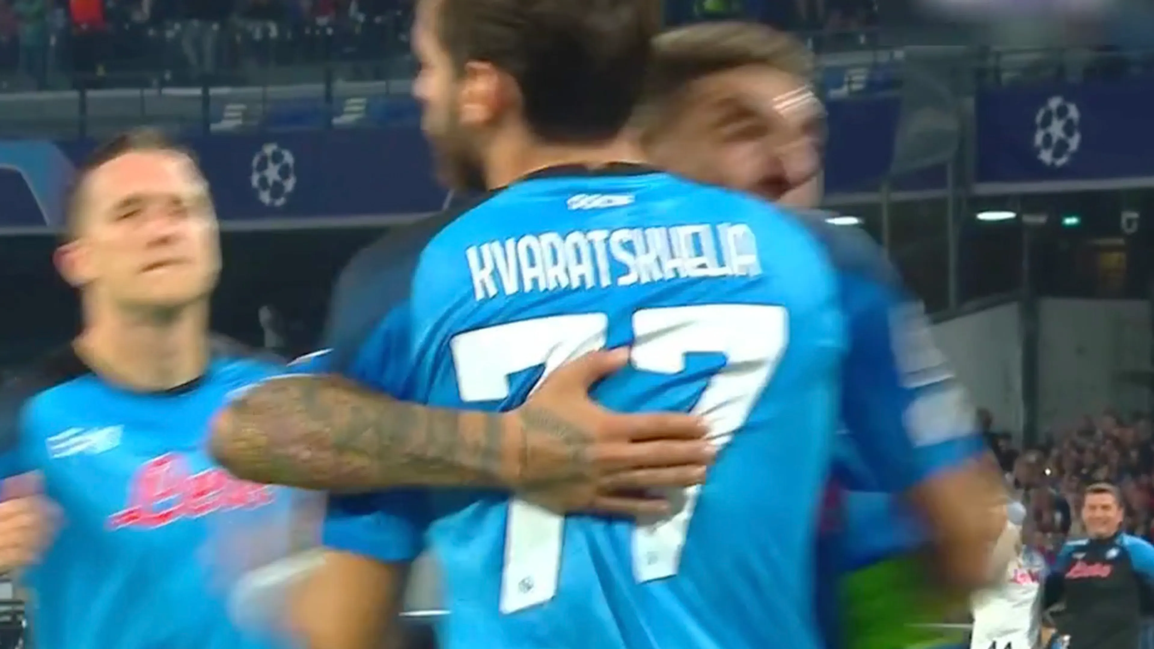 Videogoal: Kvaratskhelia schiet Ajax weer ruimer op achterstand in Napels