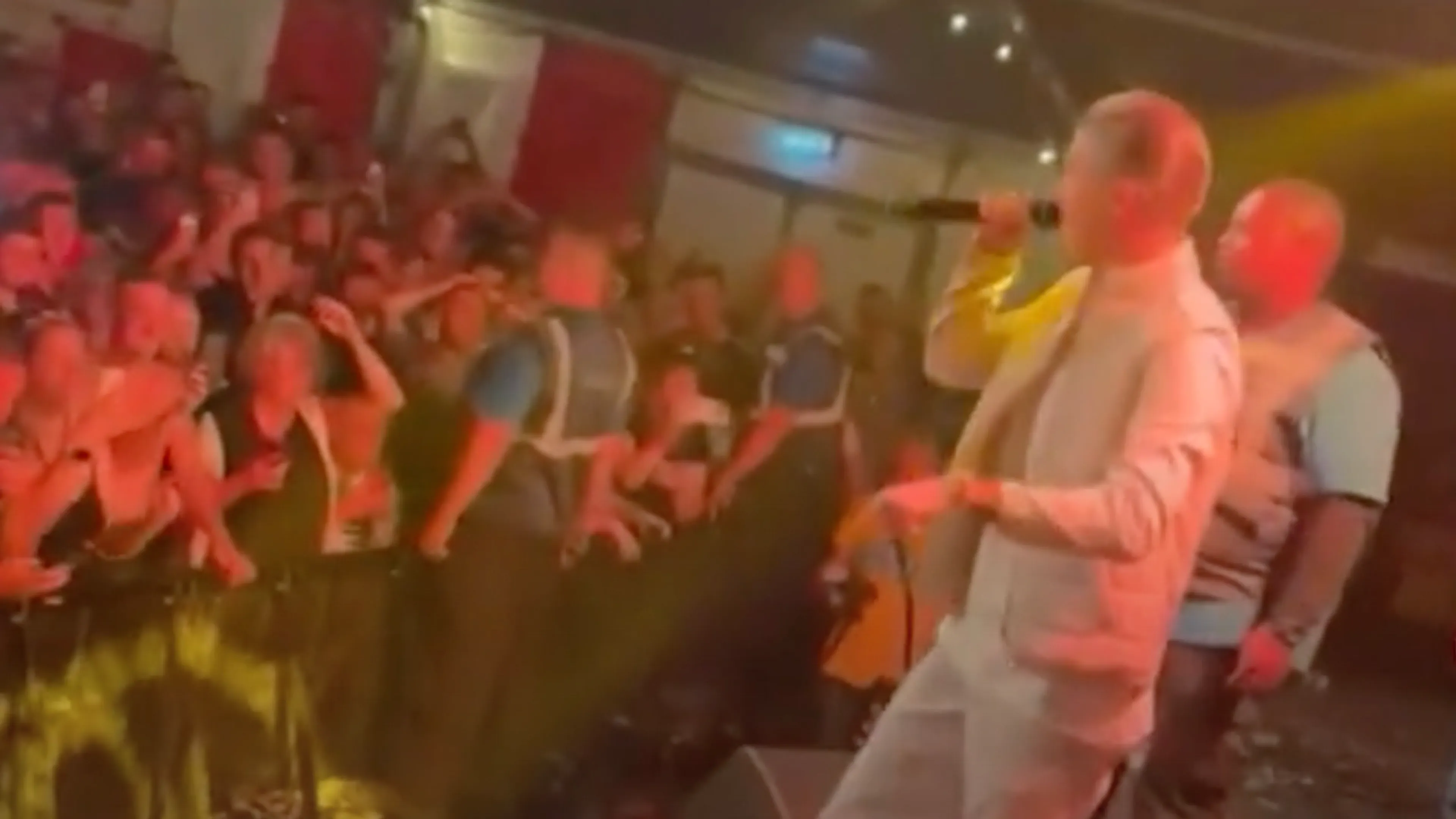 Video: Mart Hoogkamer stapt opnieuw podium af na bierdouche