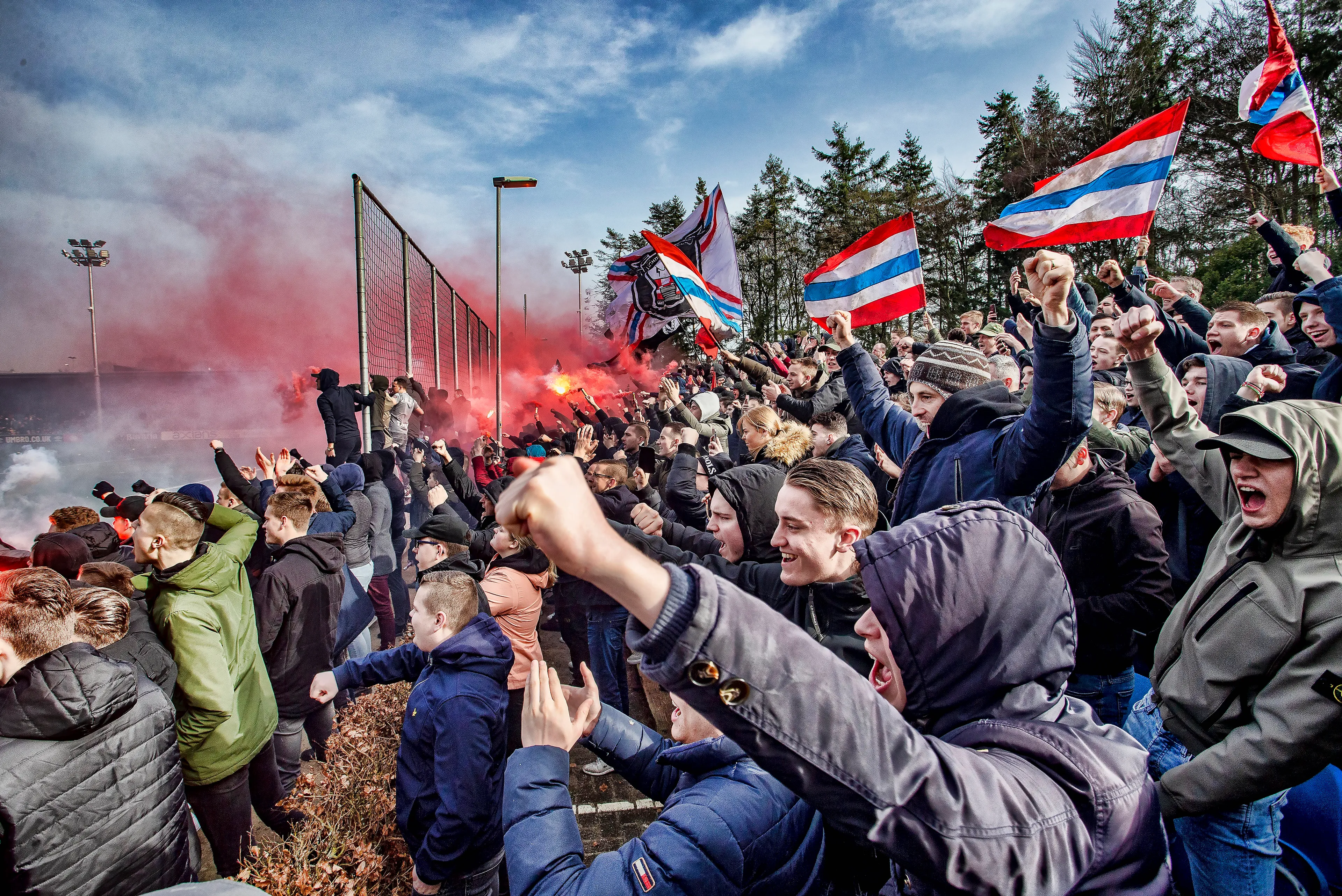 PSV-fans steunen ploeg massaal tijdens laatste training richting Feyenoord