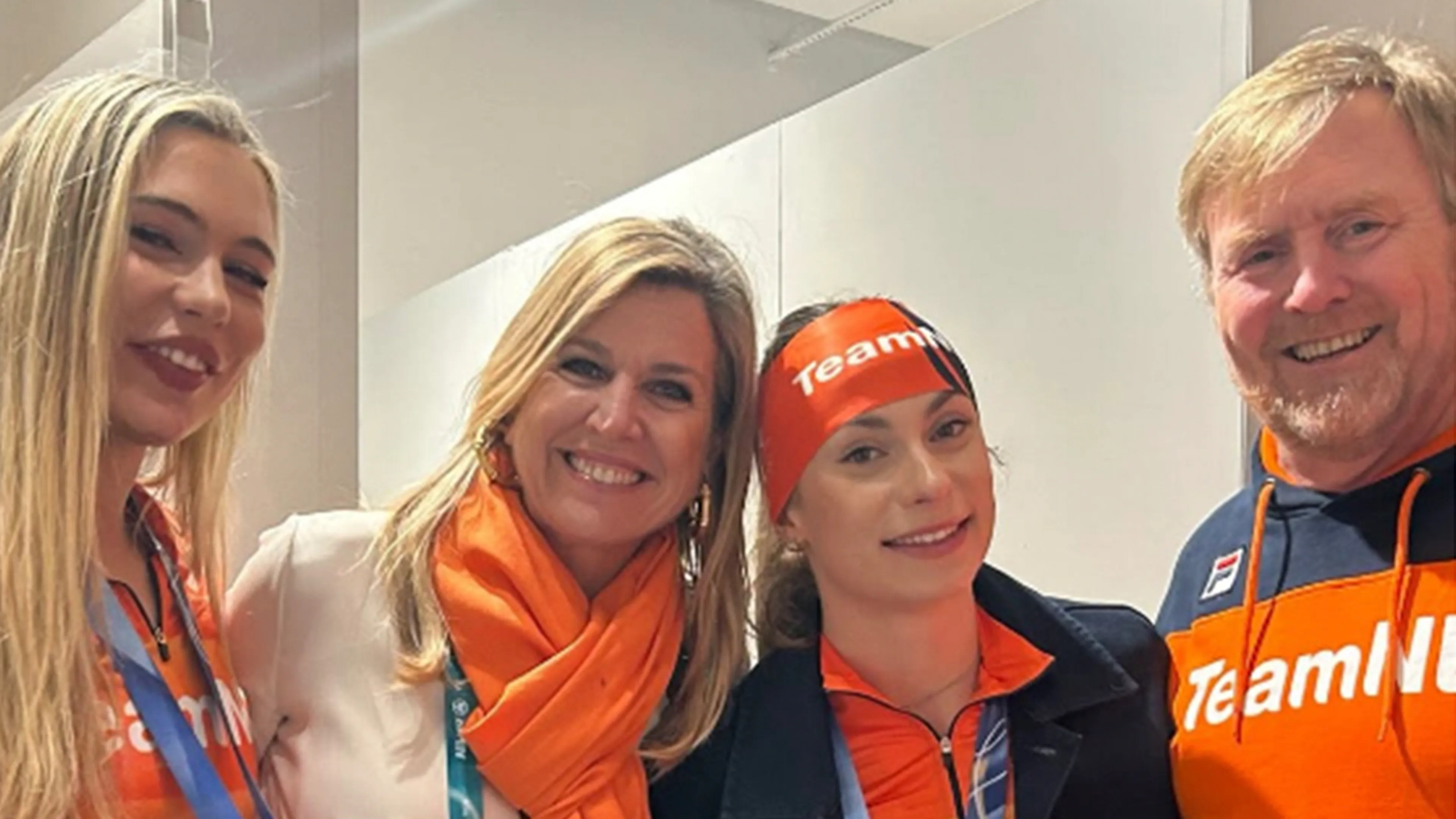 Video: Máxima en Willem-Alexander spreken Jutta Leerdam en Femke Kok vlak voor huldiging