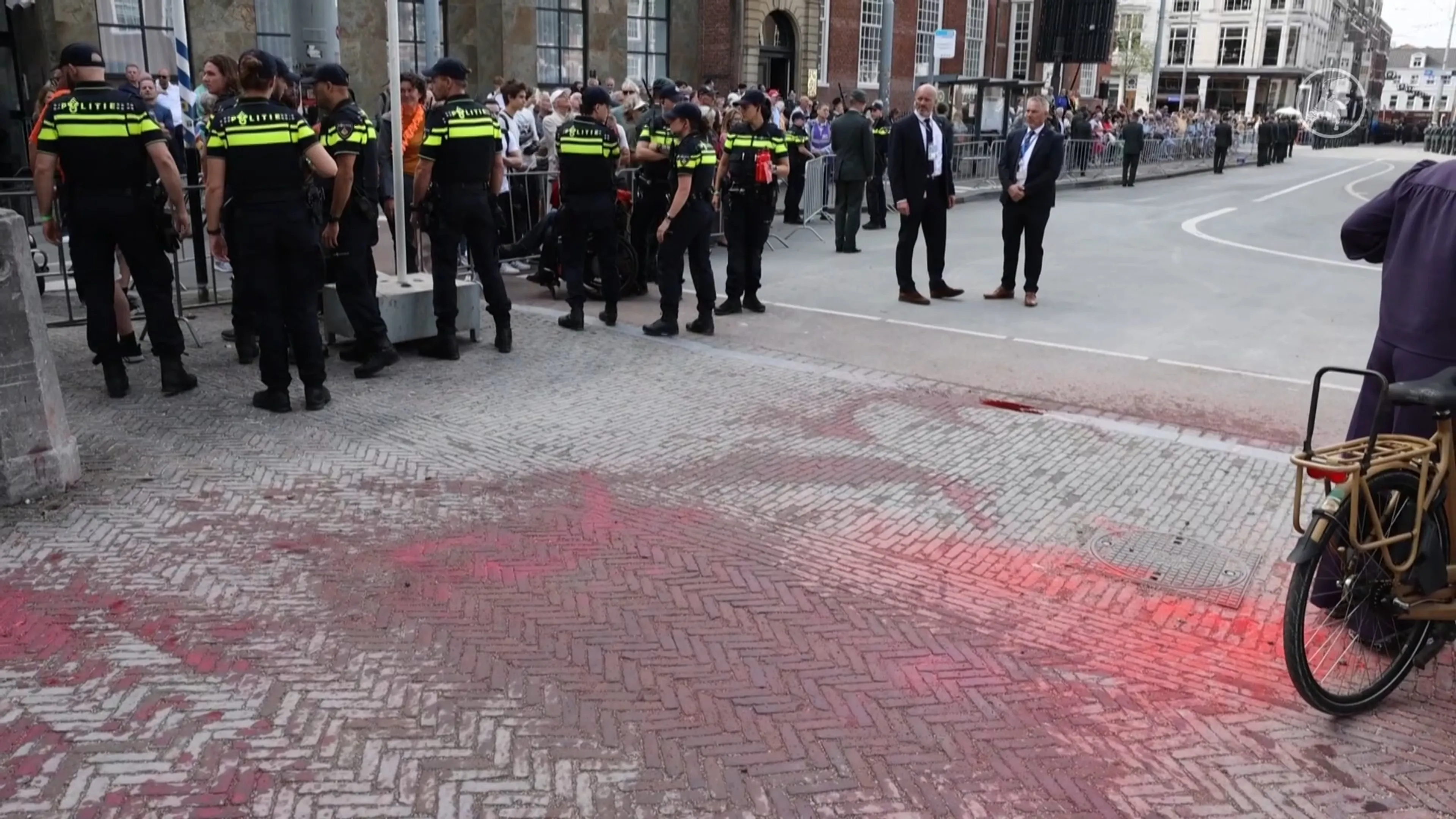 XR-activisten gooien rode verf op route koning tijdens Prinsjesdag
