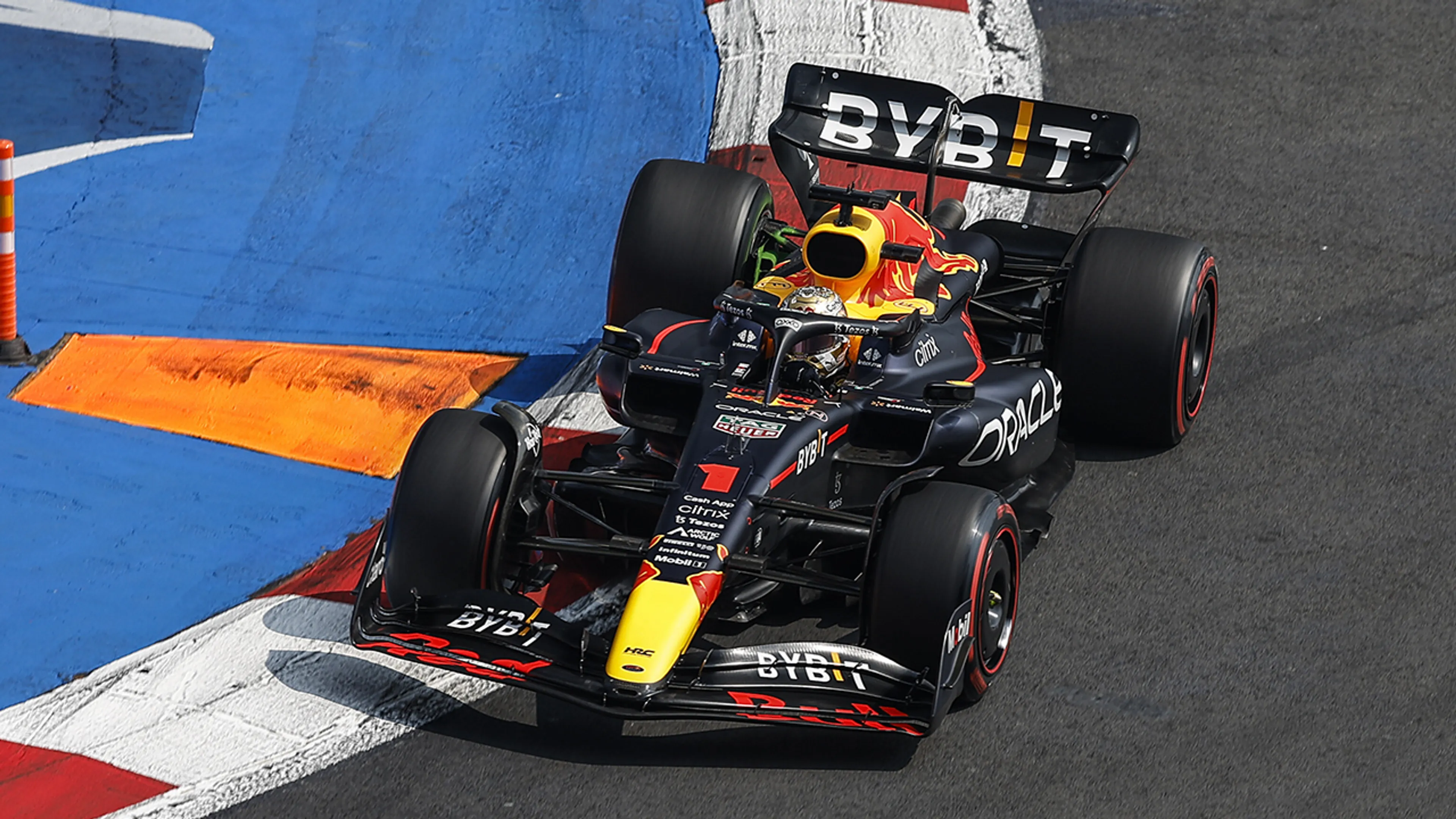 Verstappen verslaat Mercedes-coureurs en pakt poleposition voor GP Mexico