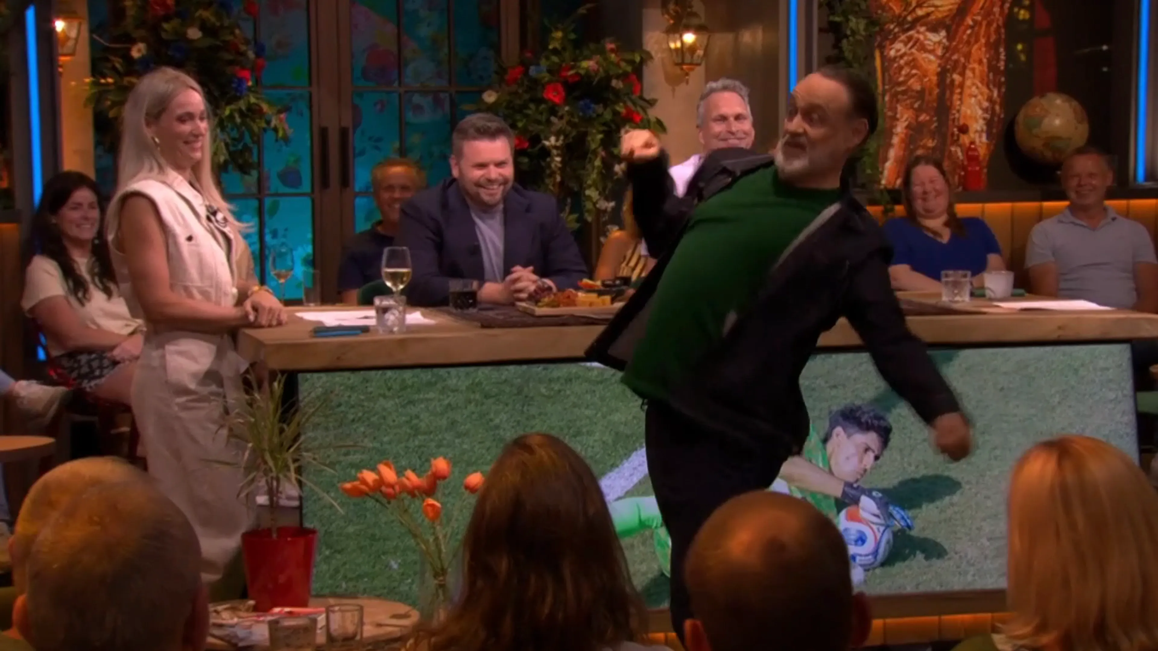 Hugo Borst krijgt lachers op de hand met bijzondere imitatie: 'Dit wordt herhaald!'