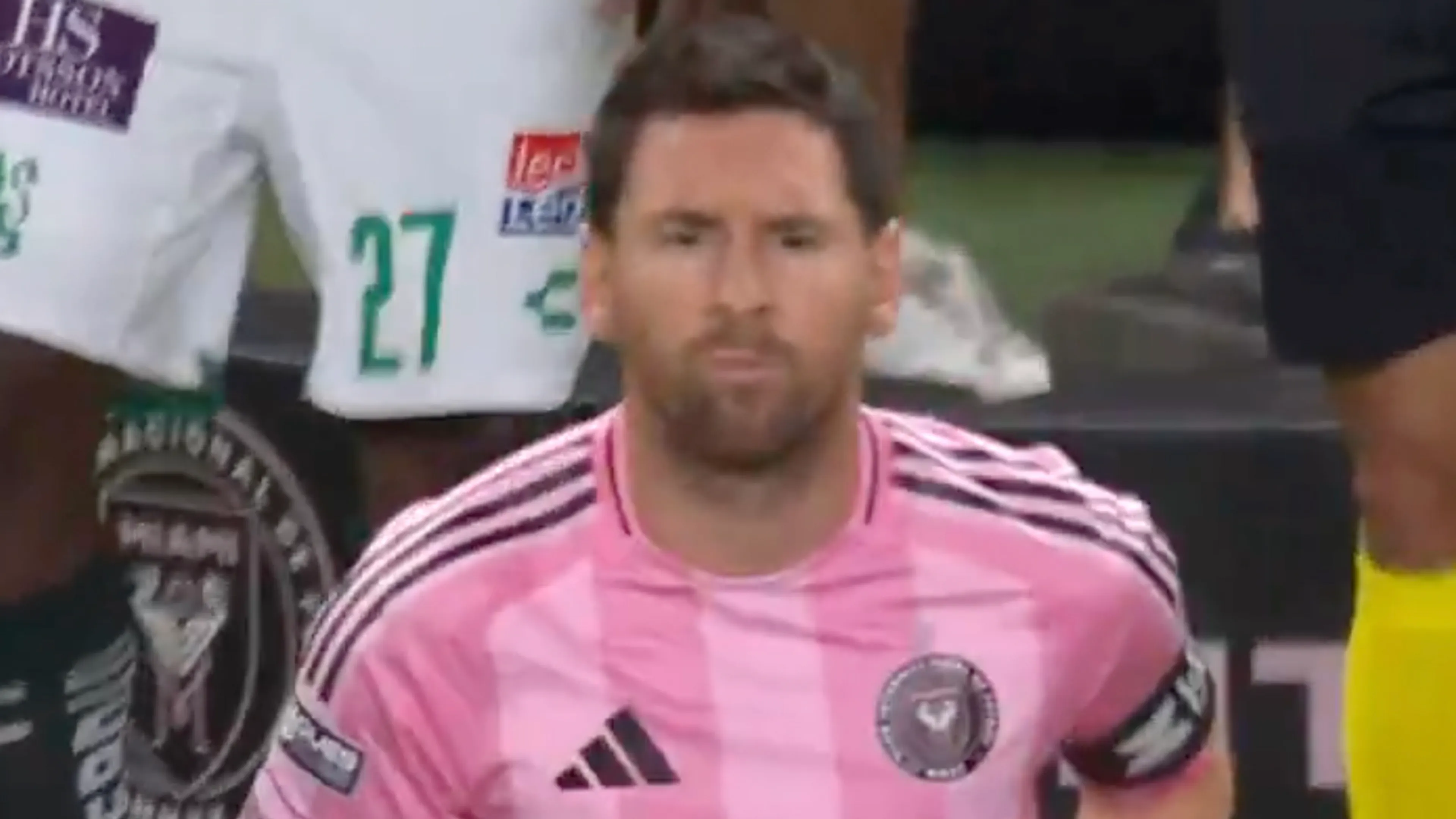 Video: Lionel Messi maakt rentree bij Inter Miami na overlijden vader en krijgt staande ovatie