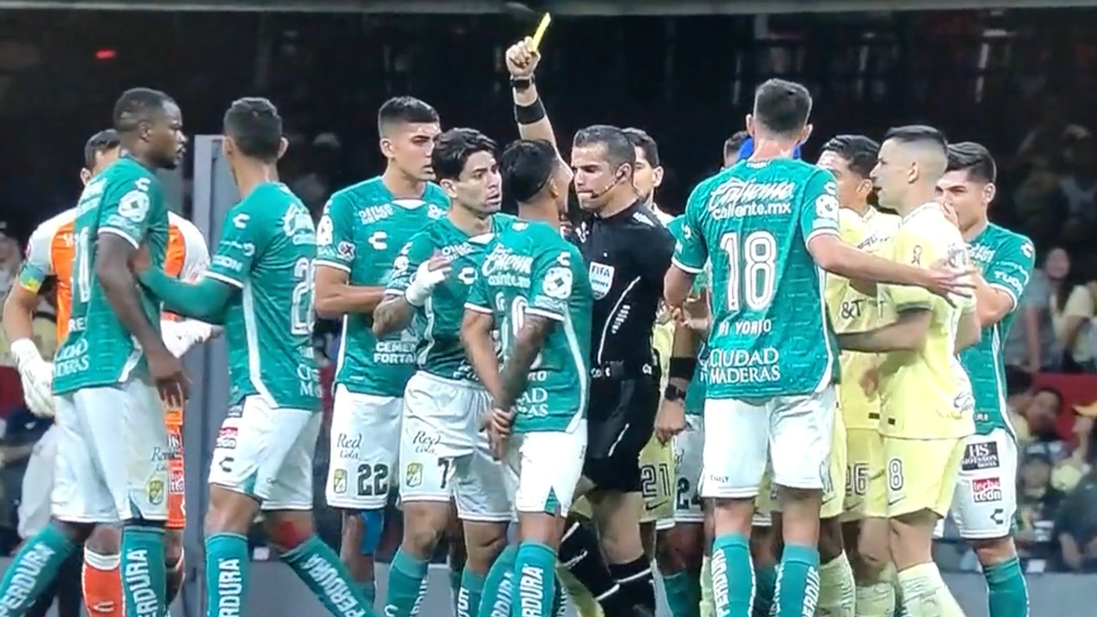 Video: Mexicaanse scheidsrechter geeft knietje in klokkenspel van speler