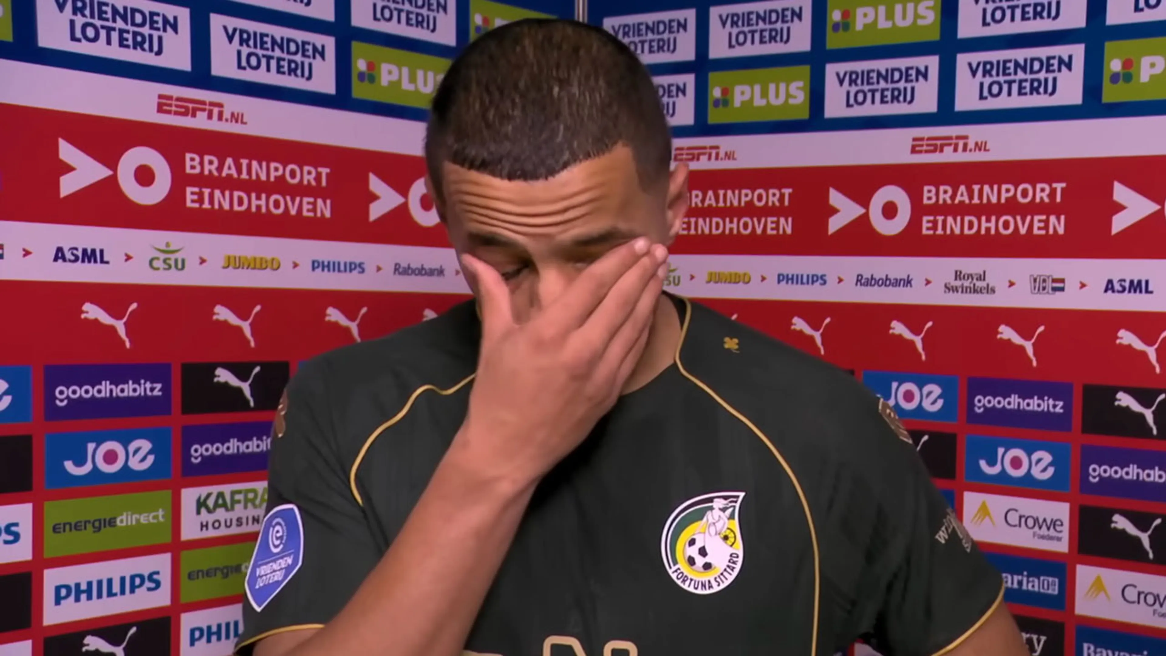 Mohamed Ihattaren ontroerd door applaus van PSV-fans: 'Dat raakt me enorm!'