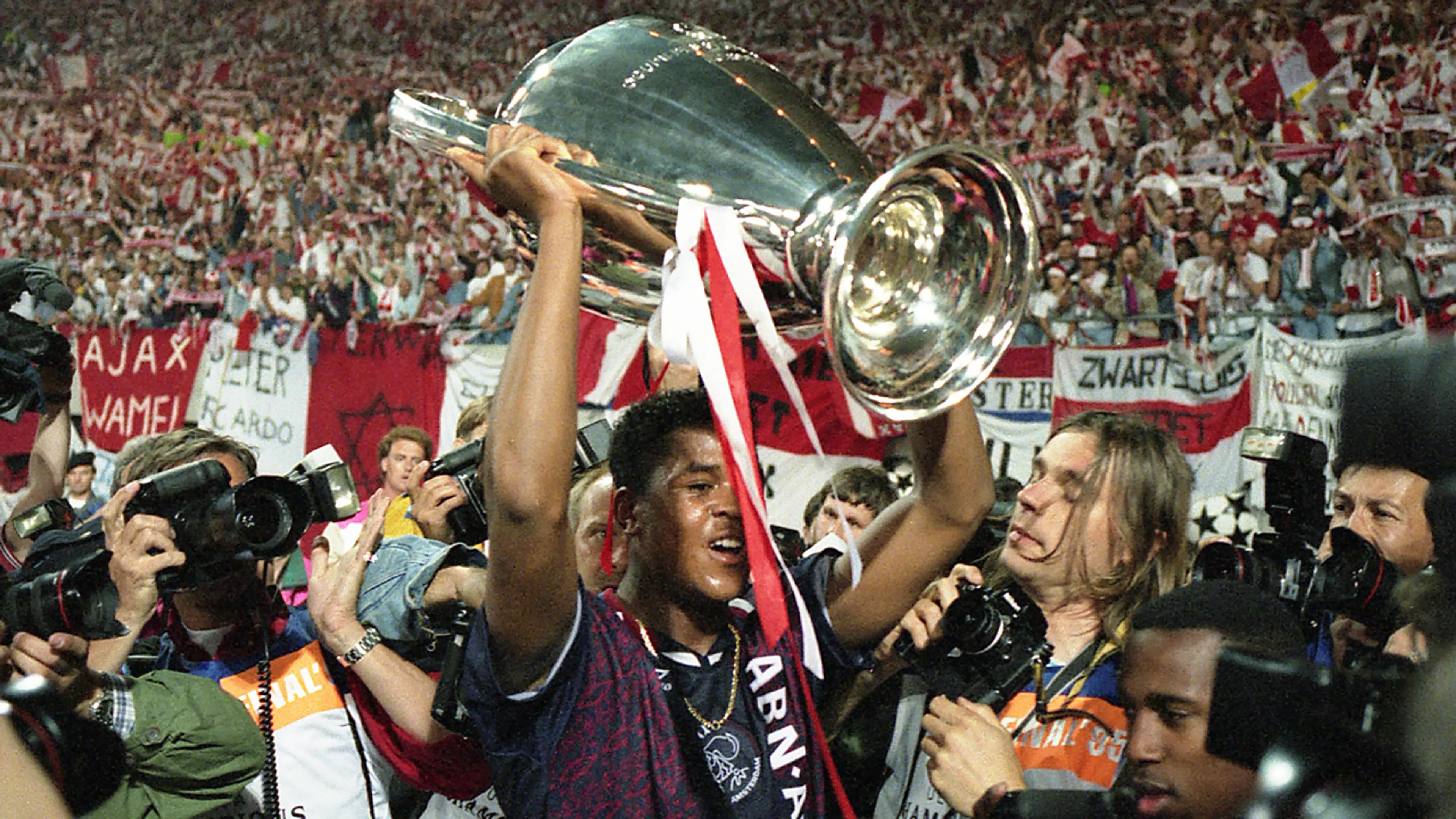 Kluivert blikt terug: 'De tijd vliegt maar de herinnering is voor altijd' 
