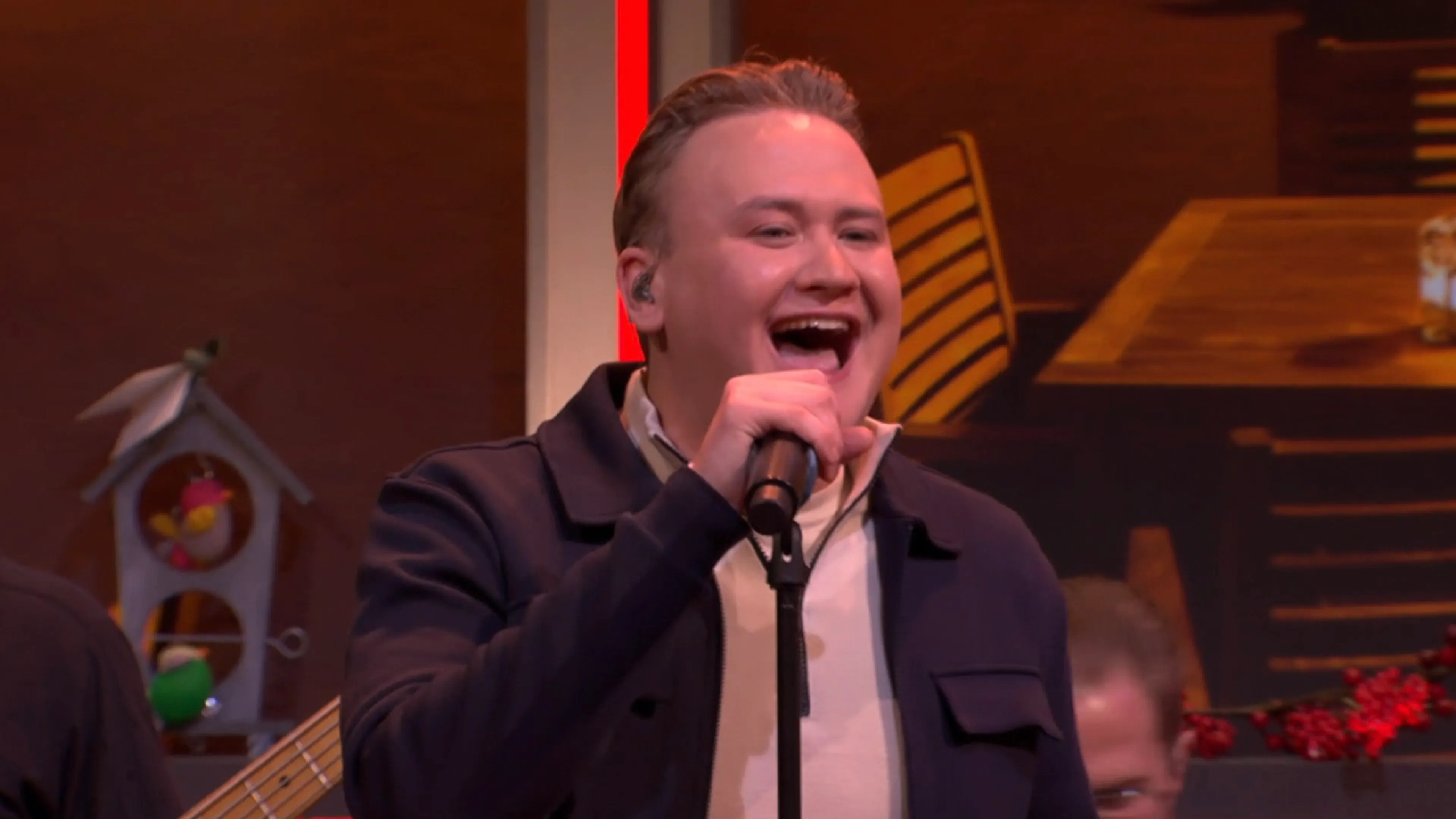 Jesse Prins zorgt voor sfeervolle opening van De Oranjewinter met 'Thuis Hier Op Het Plein'