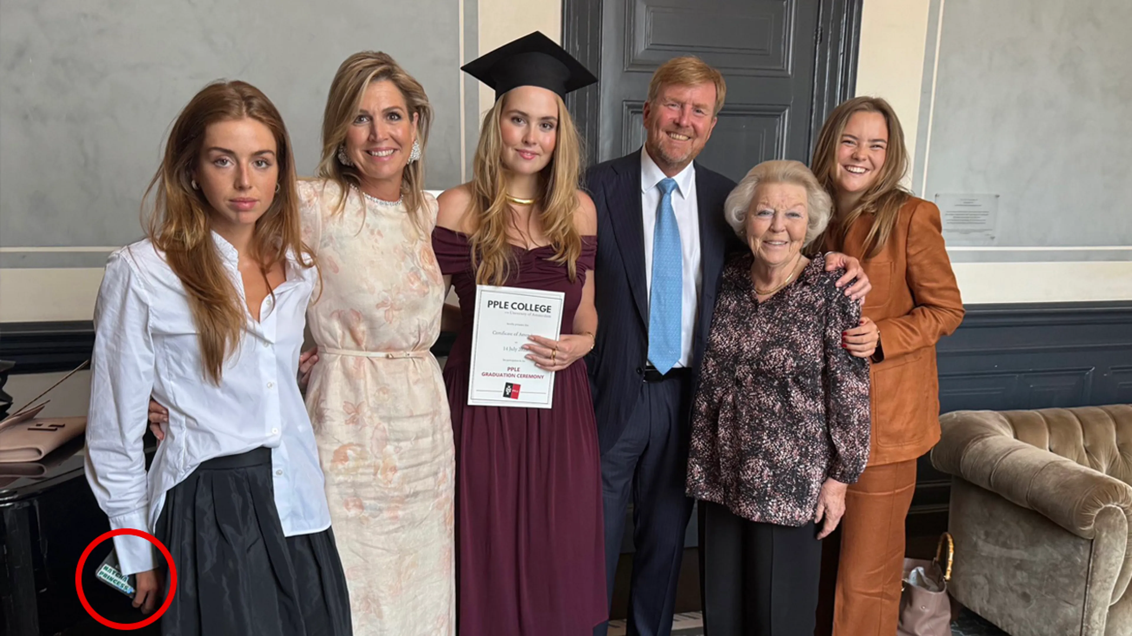 Tekst gespot op telefoonhoesje prinses Alexia bij Graduation Ceremony prinses Amalia