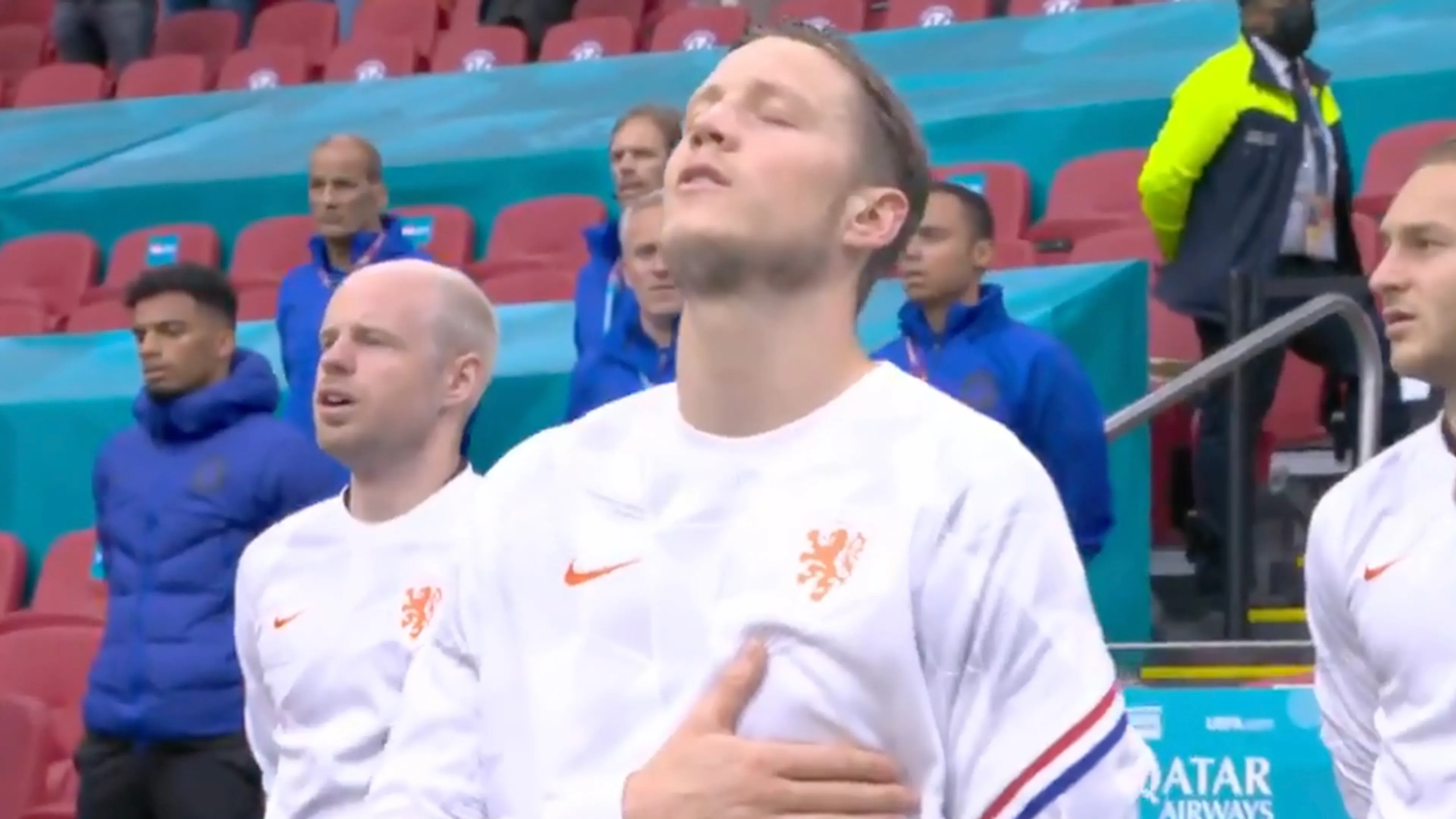 VIDEO: Weghorst geniet ook als bankzitter zichtbaar van het Wilhelmus 