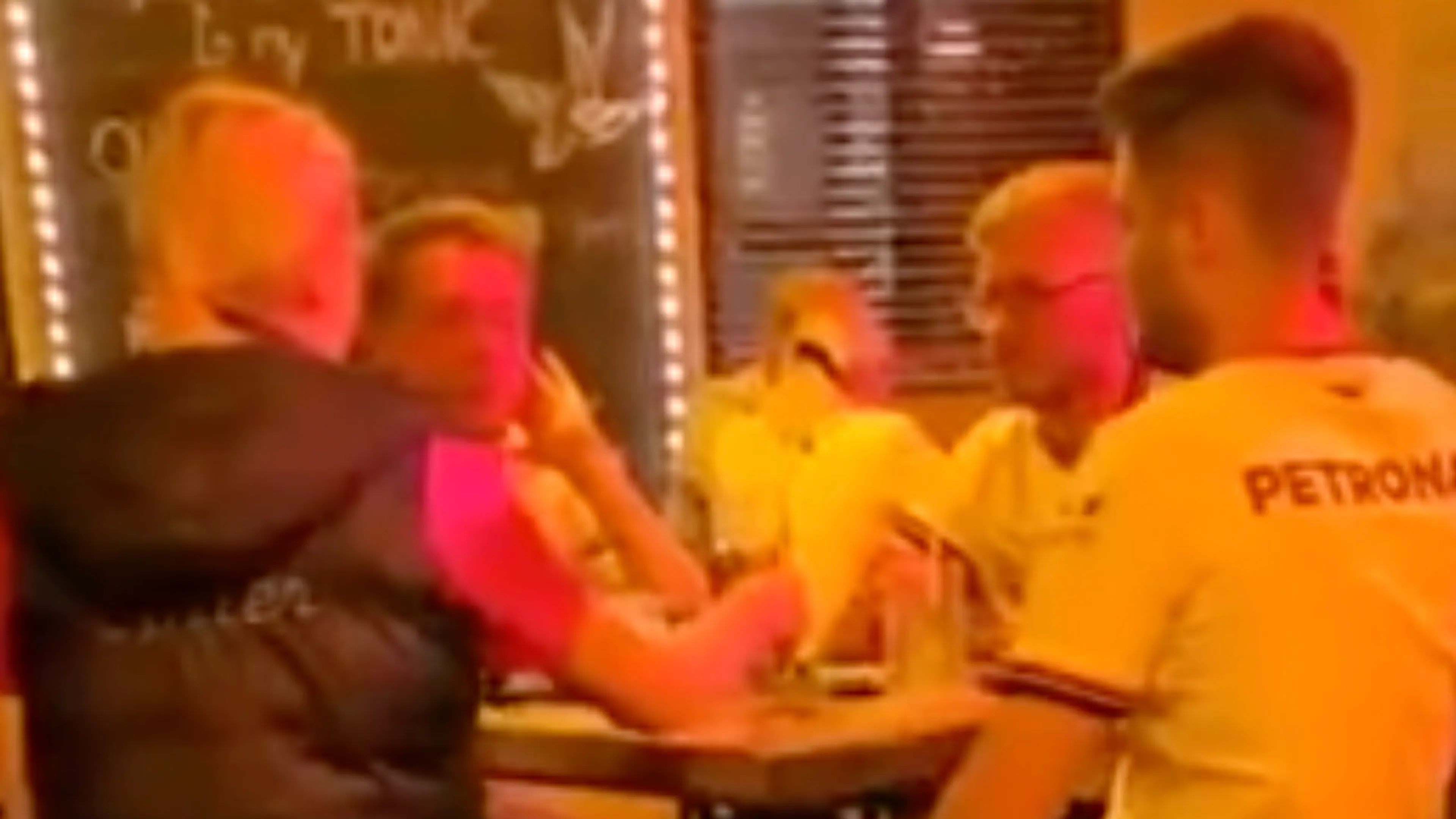 Video: Max Verstappen-fans trakteren Mercedes-fans op Red Bull-drankje