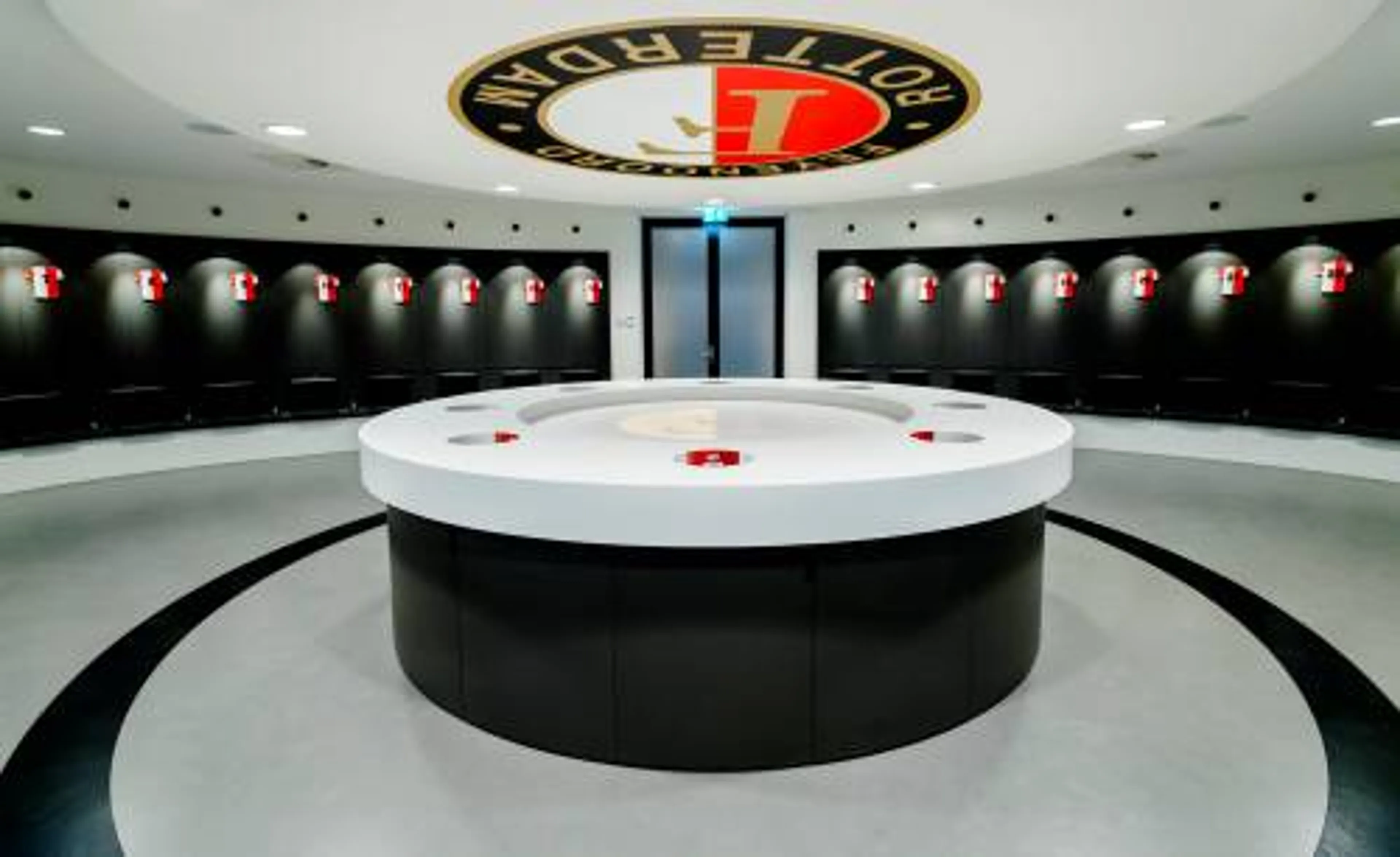 Feyenoord huurt Portugese verdediger Ié