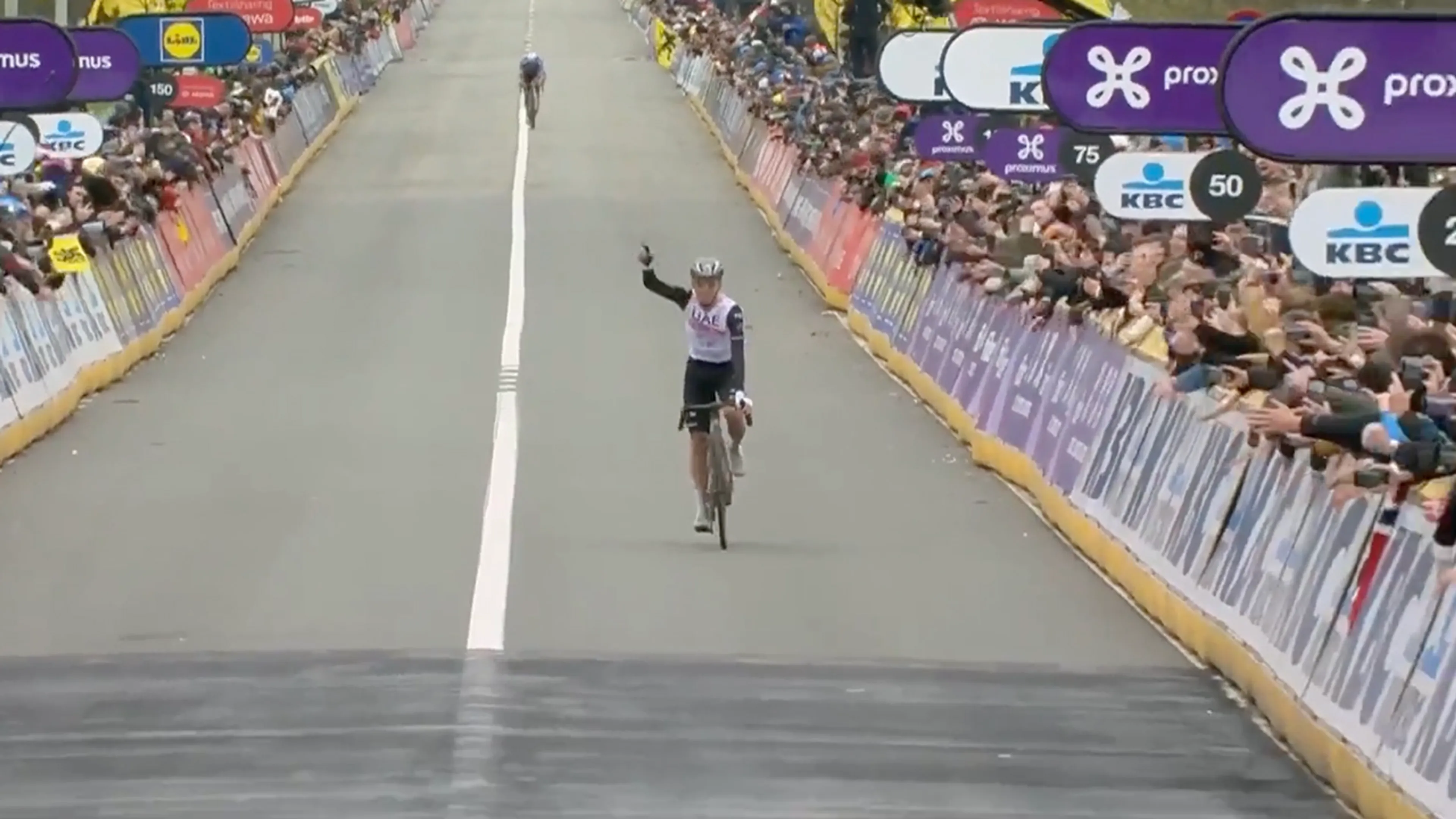 Pogacar houdt Van der Poel van derde zege in Ronde van Vlaanderen