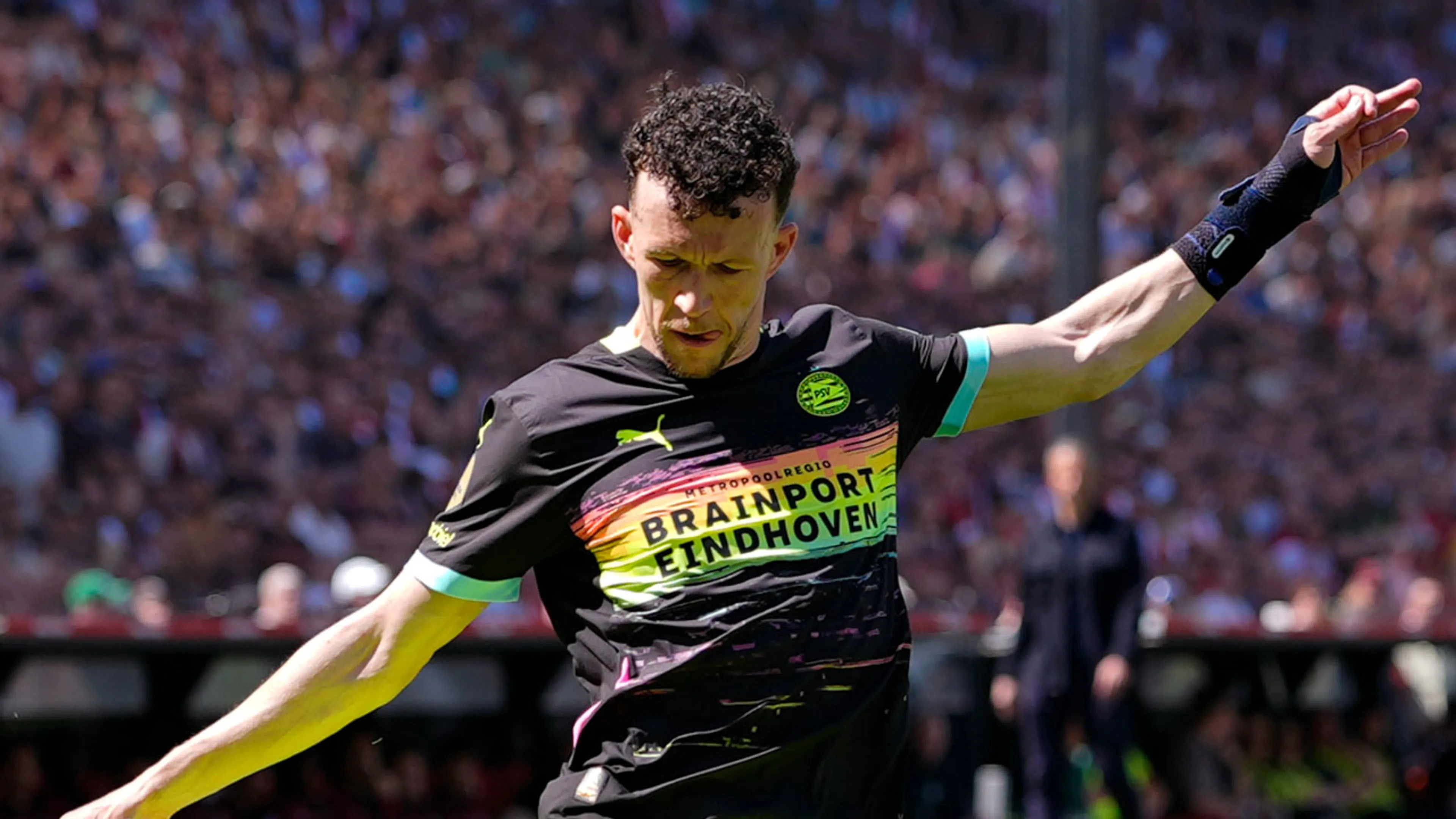 Perišić brengt PSV terug in de wedstrijd tegen Feyenoord