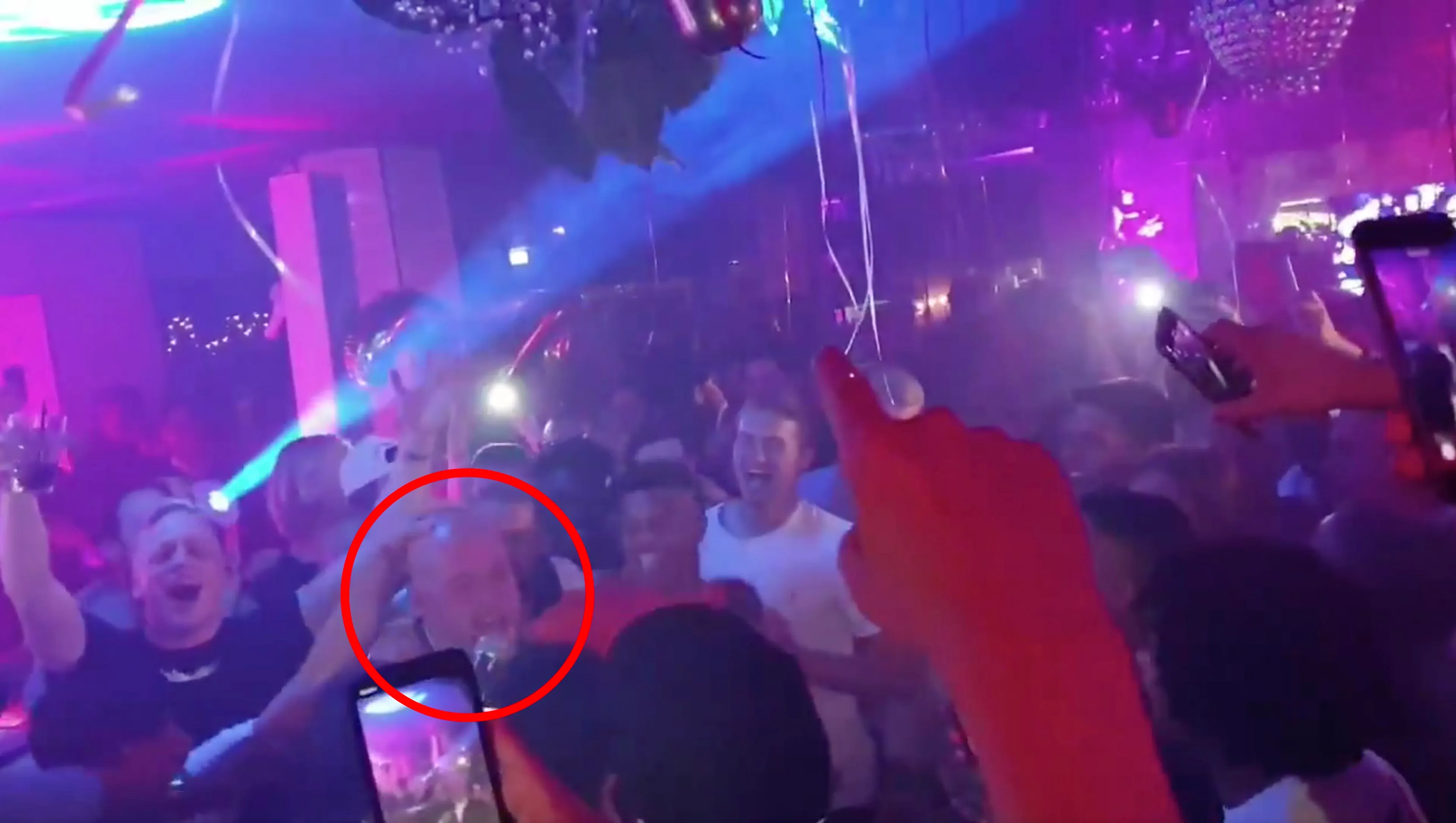 Erik Ten Hag zingt 'Krijg Toch Allemaal De Klere'