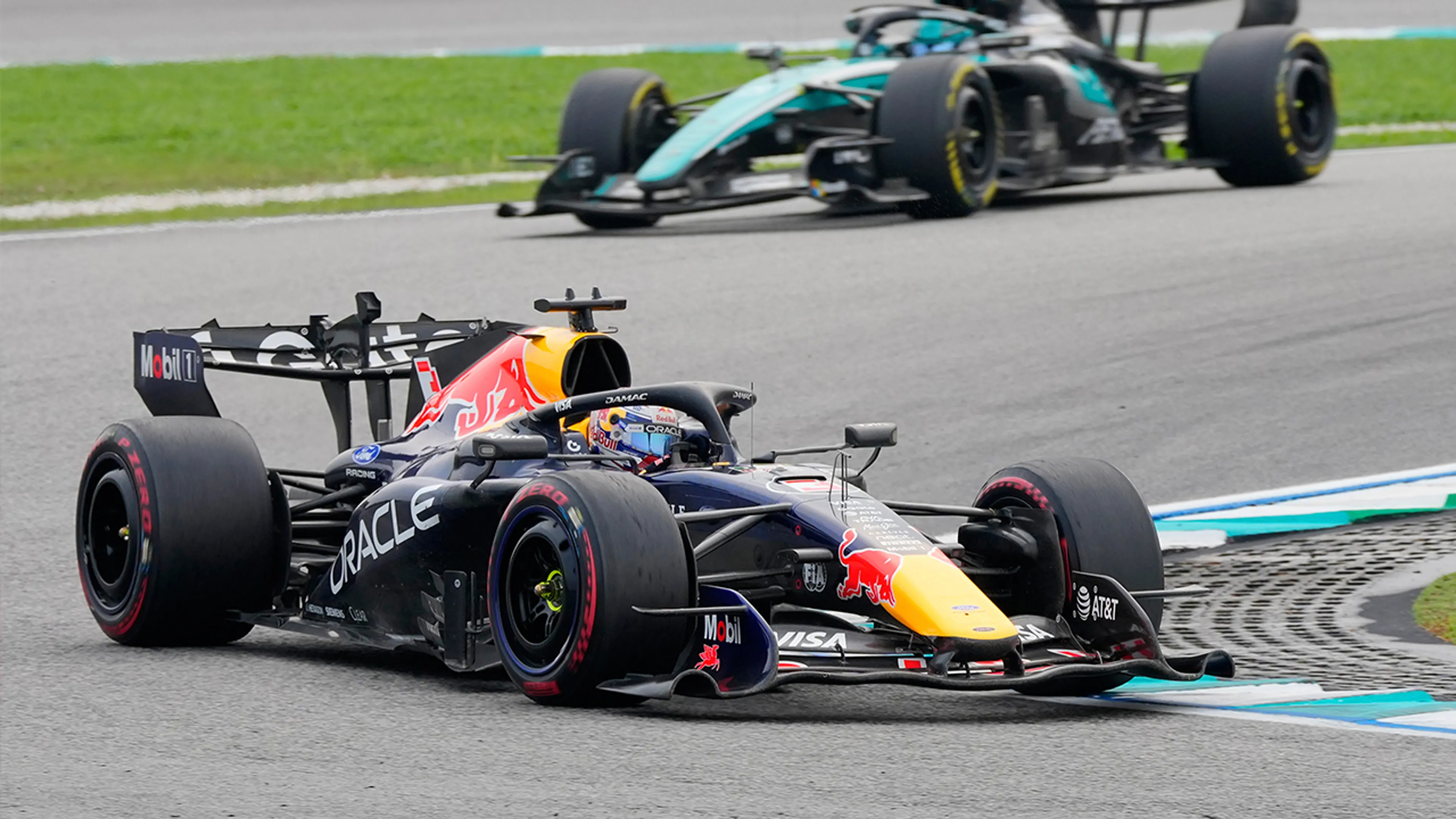 Oppermachtige Max Verstappen slaat toe in Maleisië en wint eerste race van het jaar!