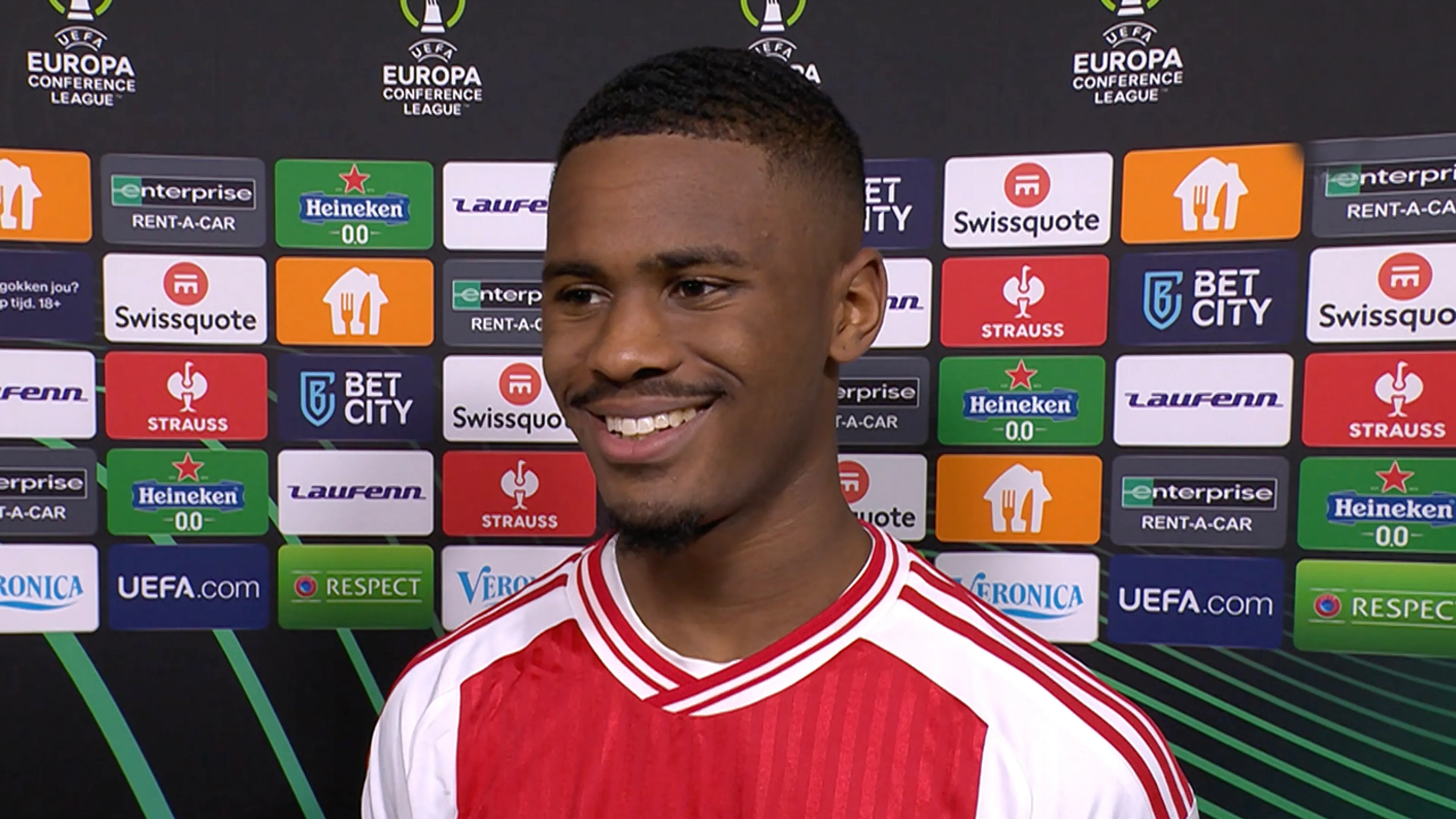Hato is blij met Kaplan naast zich: 'Aan de bal héél goed en verdedigend sterk'