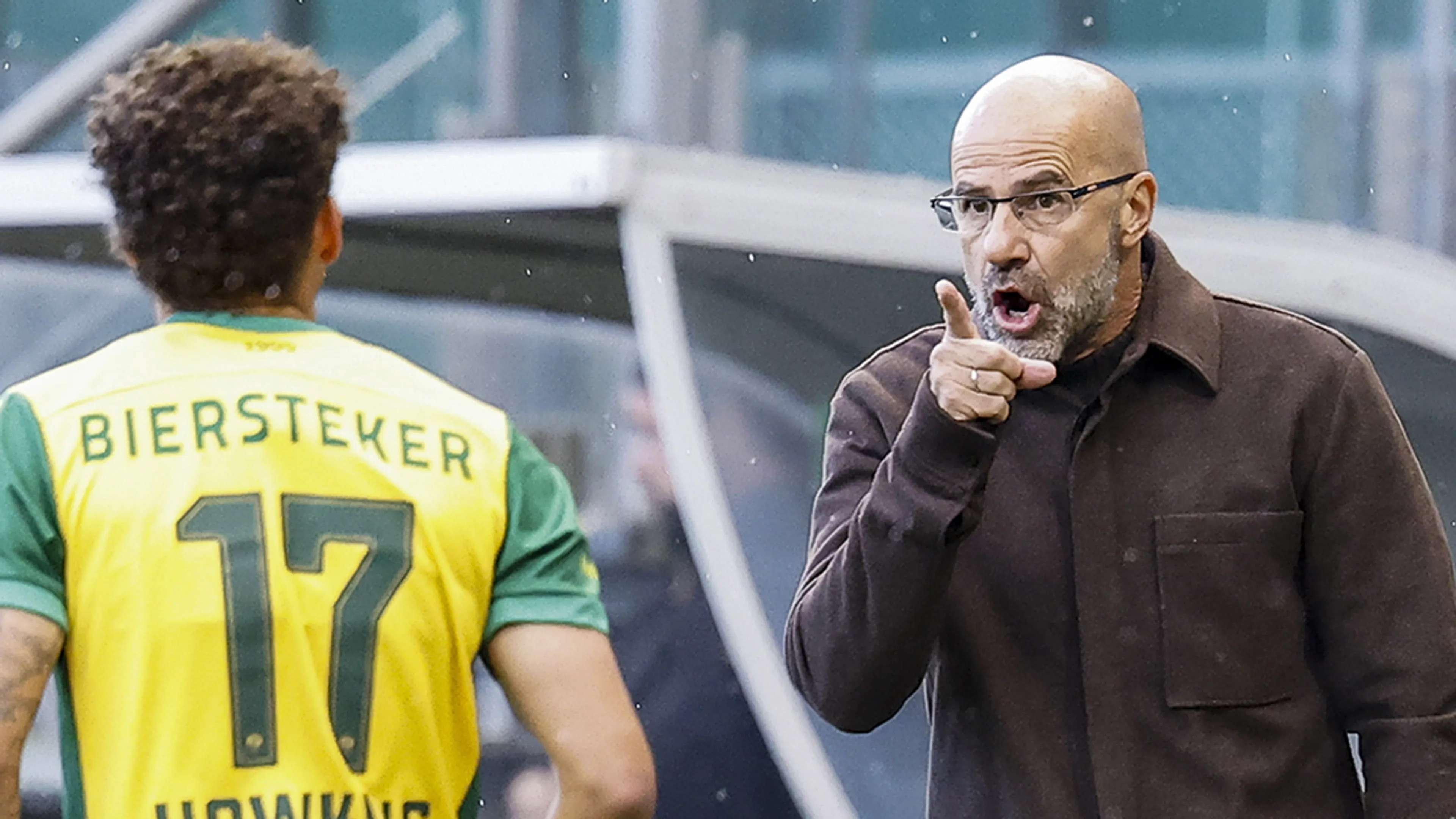 PSV verspeelt voorsprong bij ADO Den Haag en verliest in de slotseconde